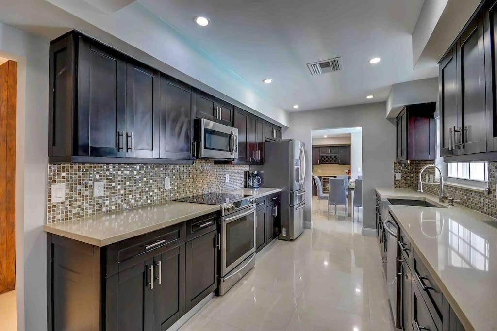 Grand Home Jacuzzi, Heated Pool, Games, BB Court L20