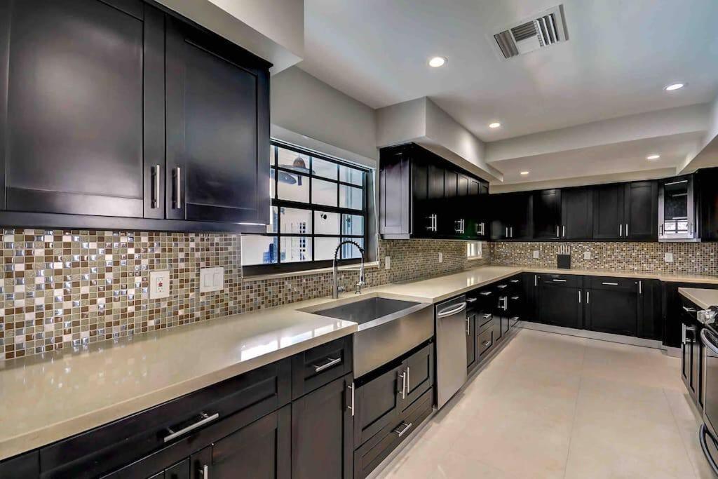 Grand Home Jacuzzi, Heated Pool, Games, BB Court L20