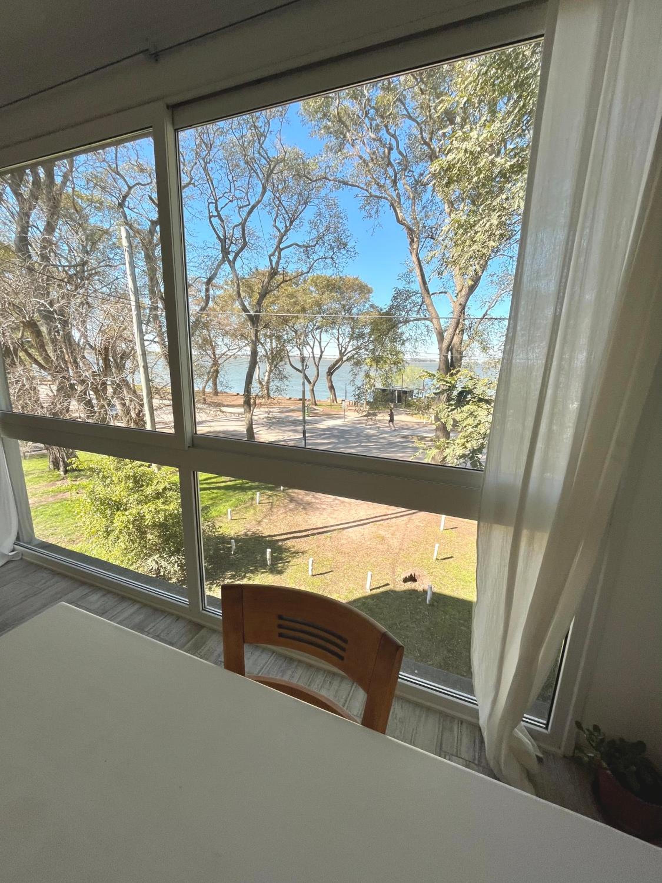 Espectacular departamento sobre la laguna para parejas