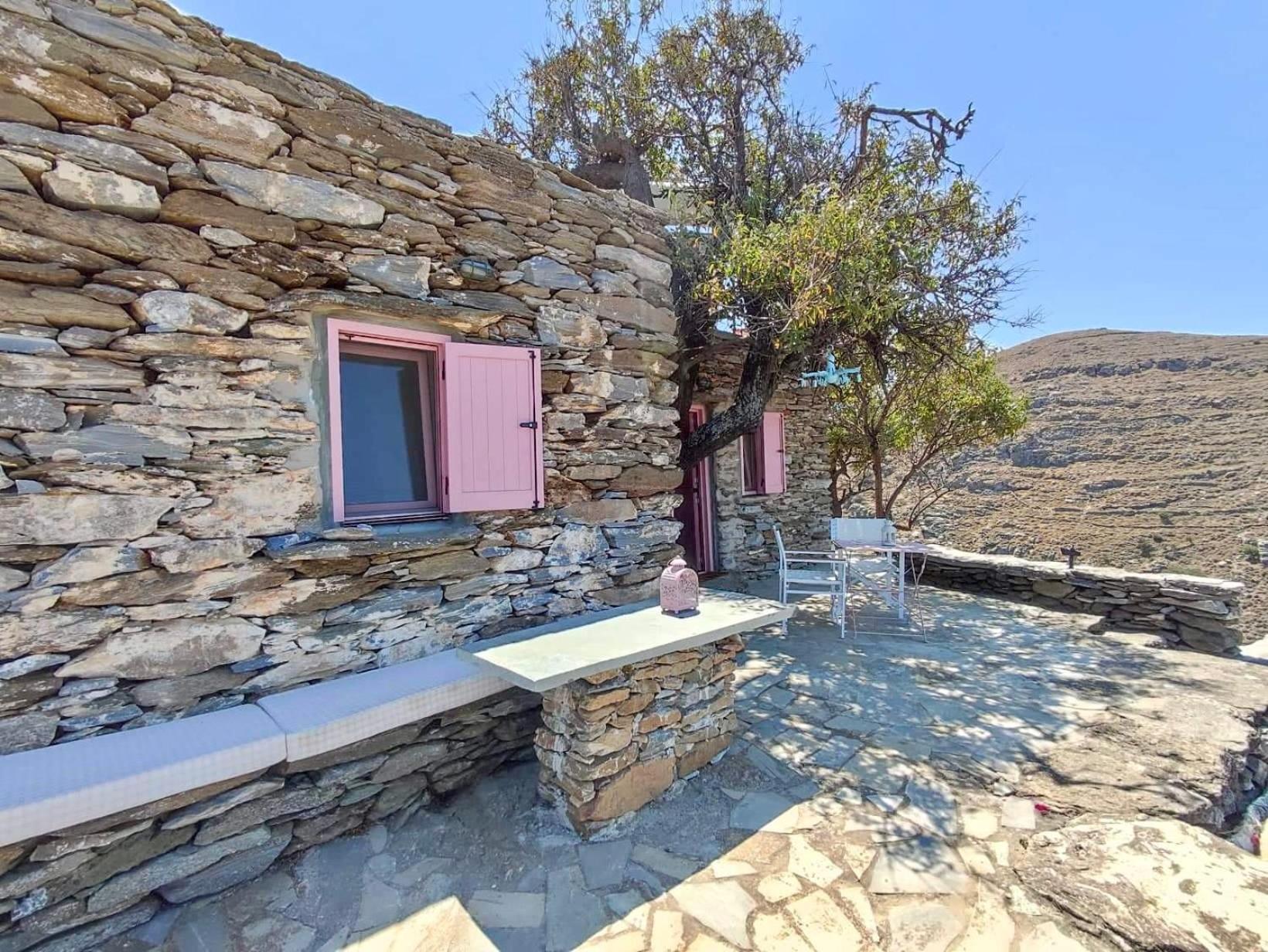 OWL’S NEST/THE PINK COTTAGE view 5