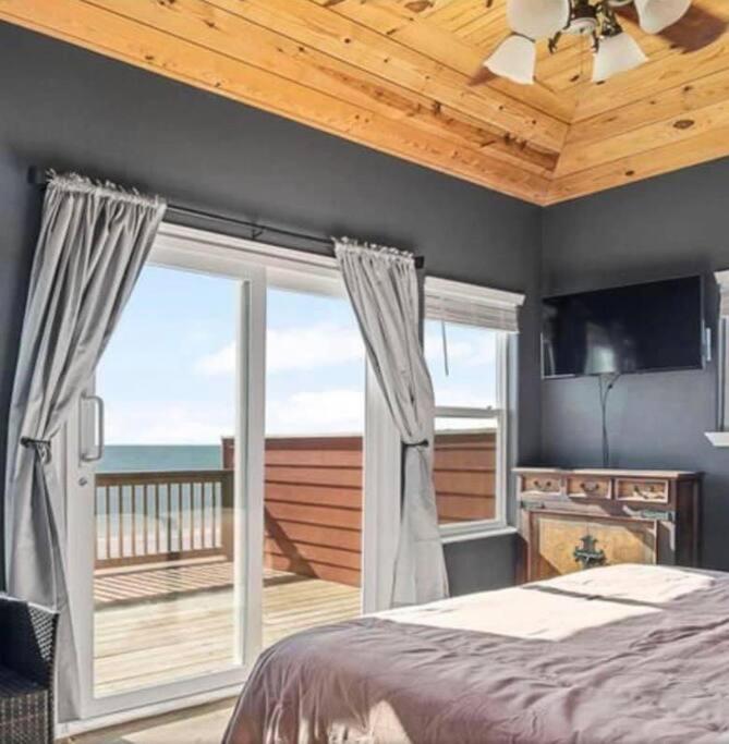 Stunning Beachfront 3 Bedroom Home, CoralMoonBeach view 5