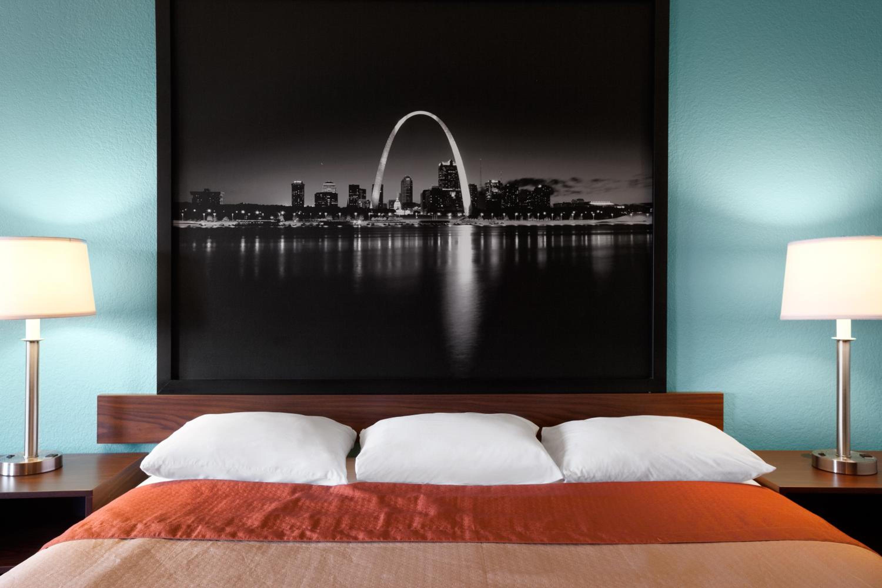 Super 8 by Wyndham Fairview Heights-St. Louis view 3