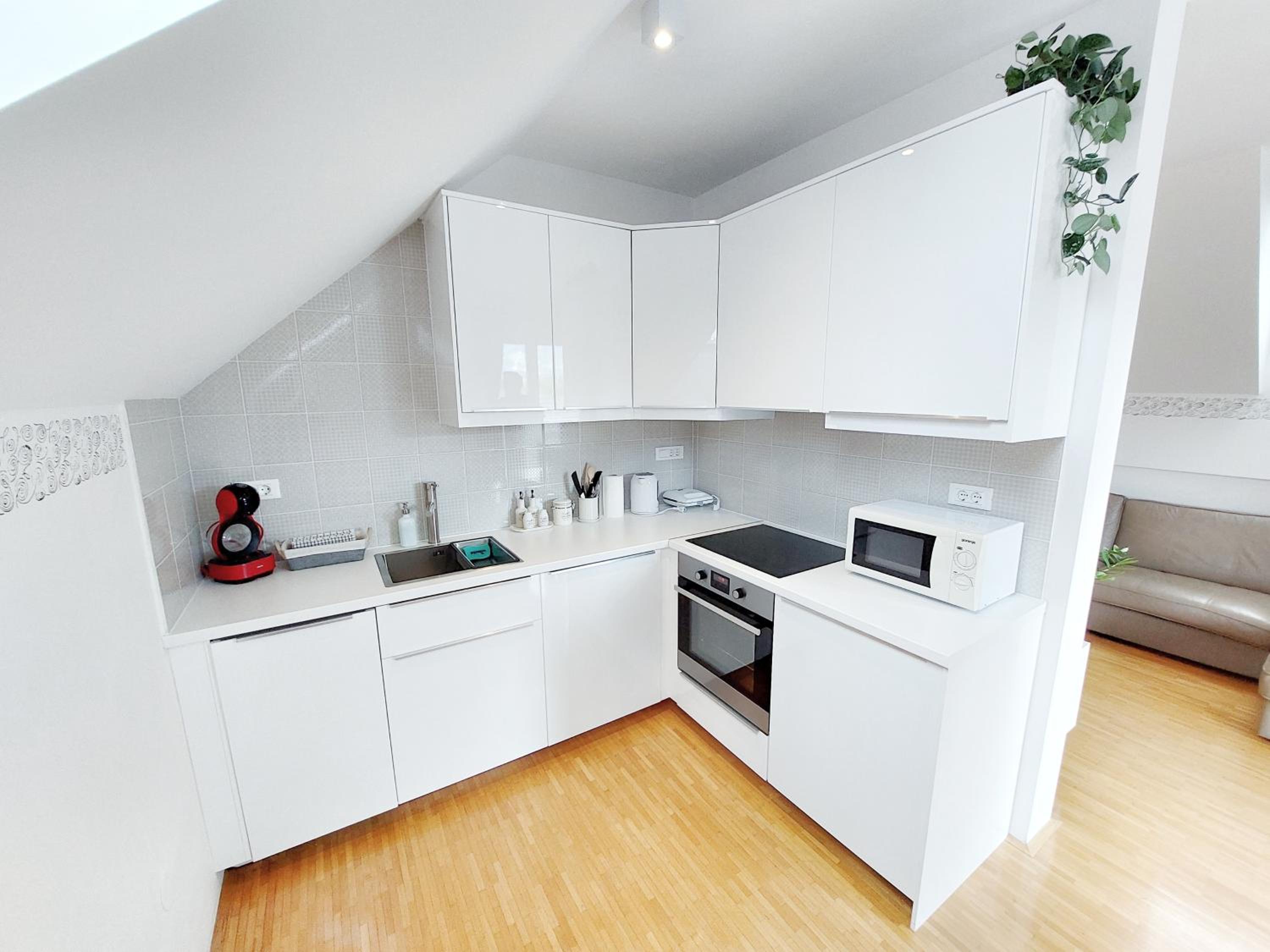 Centrally located, with castle view and 2 parkings view 3