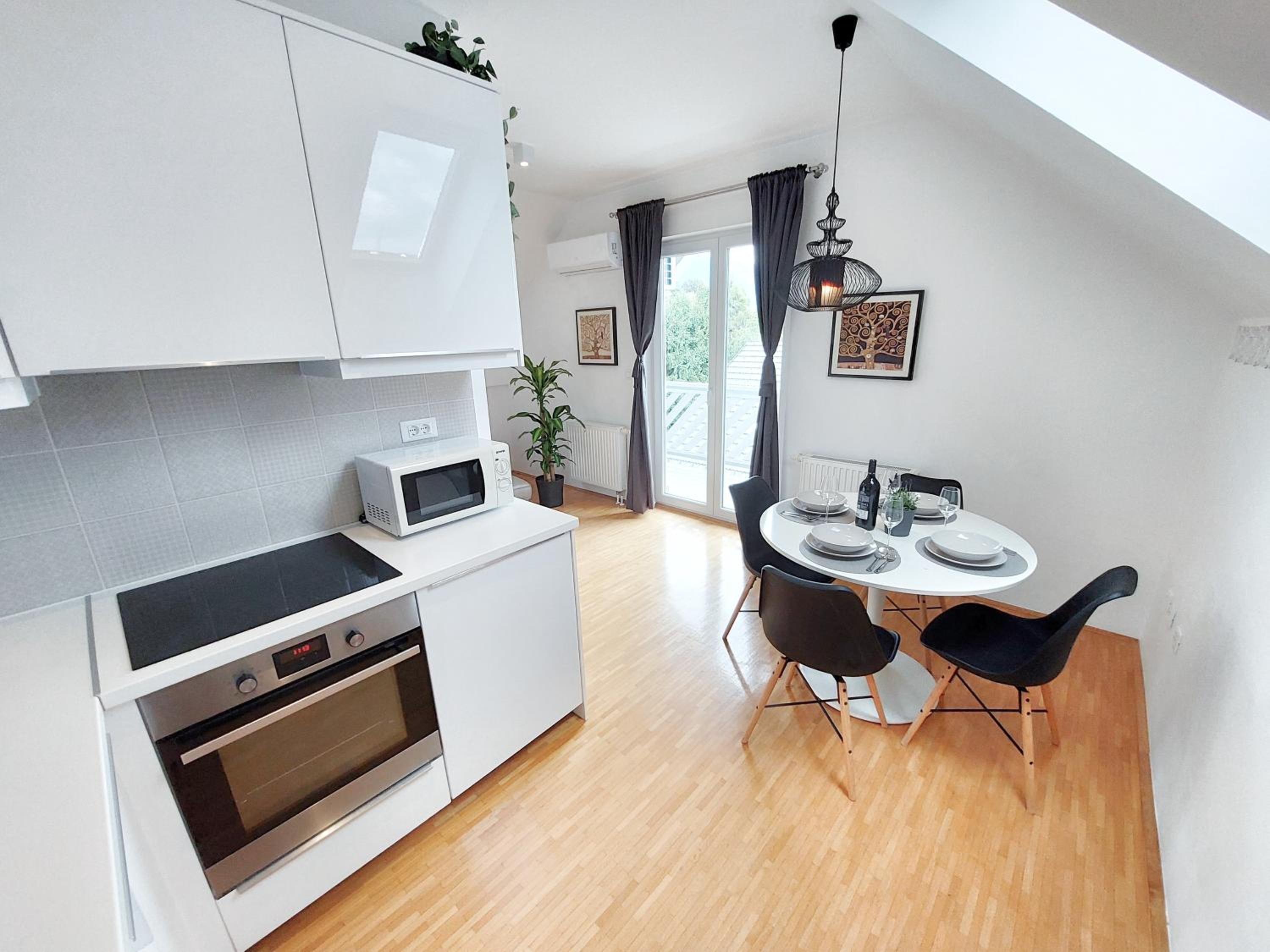 Centrally located, with castle view and 2 parkings view 2