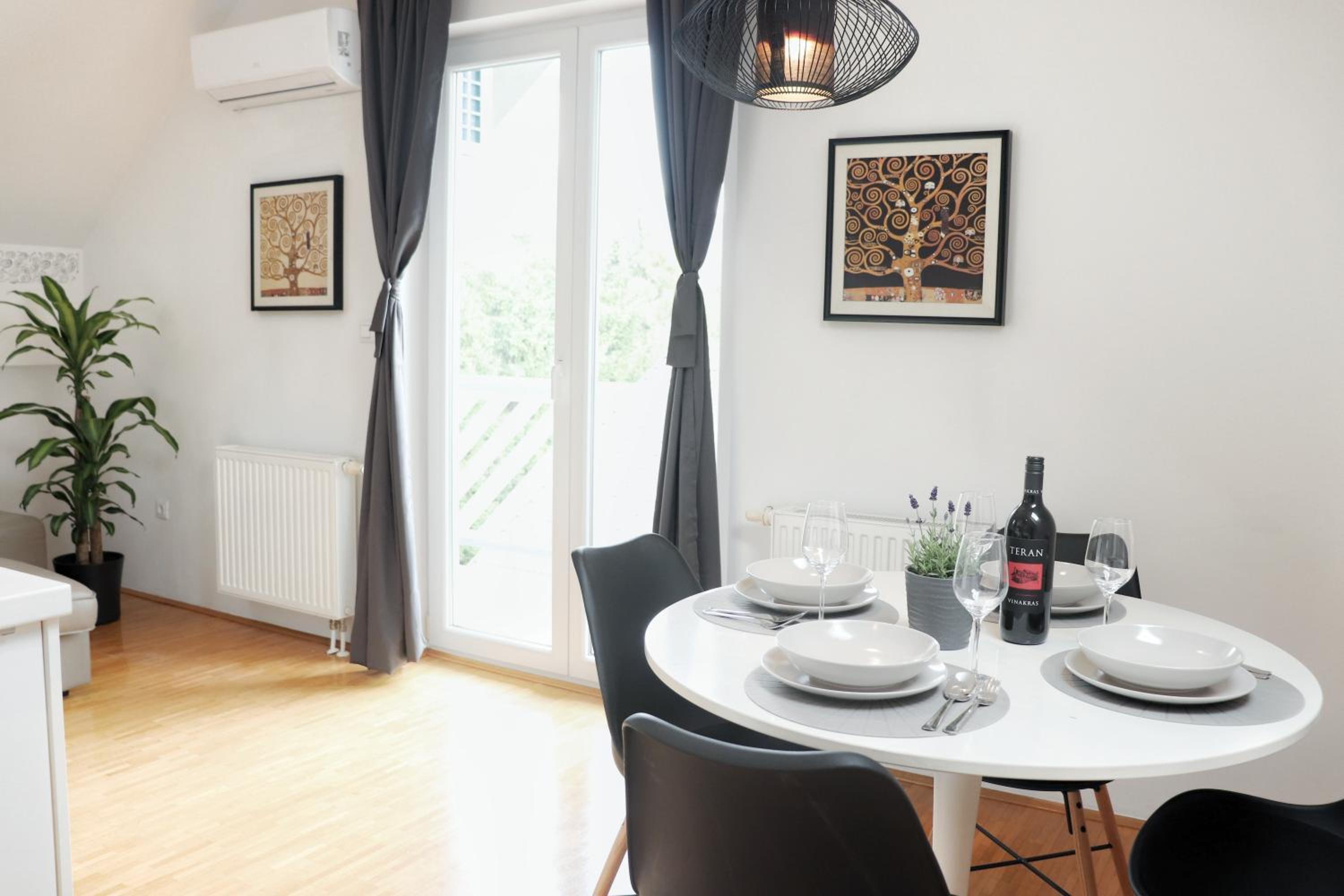 Centrally located, with castle view and 2 parkings view 5