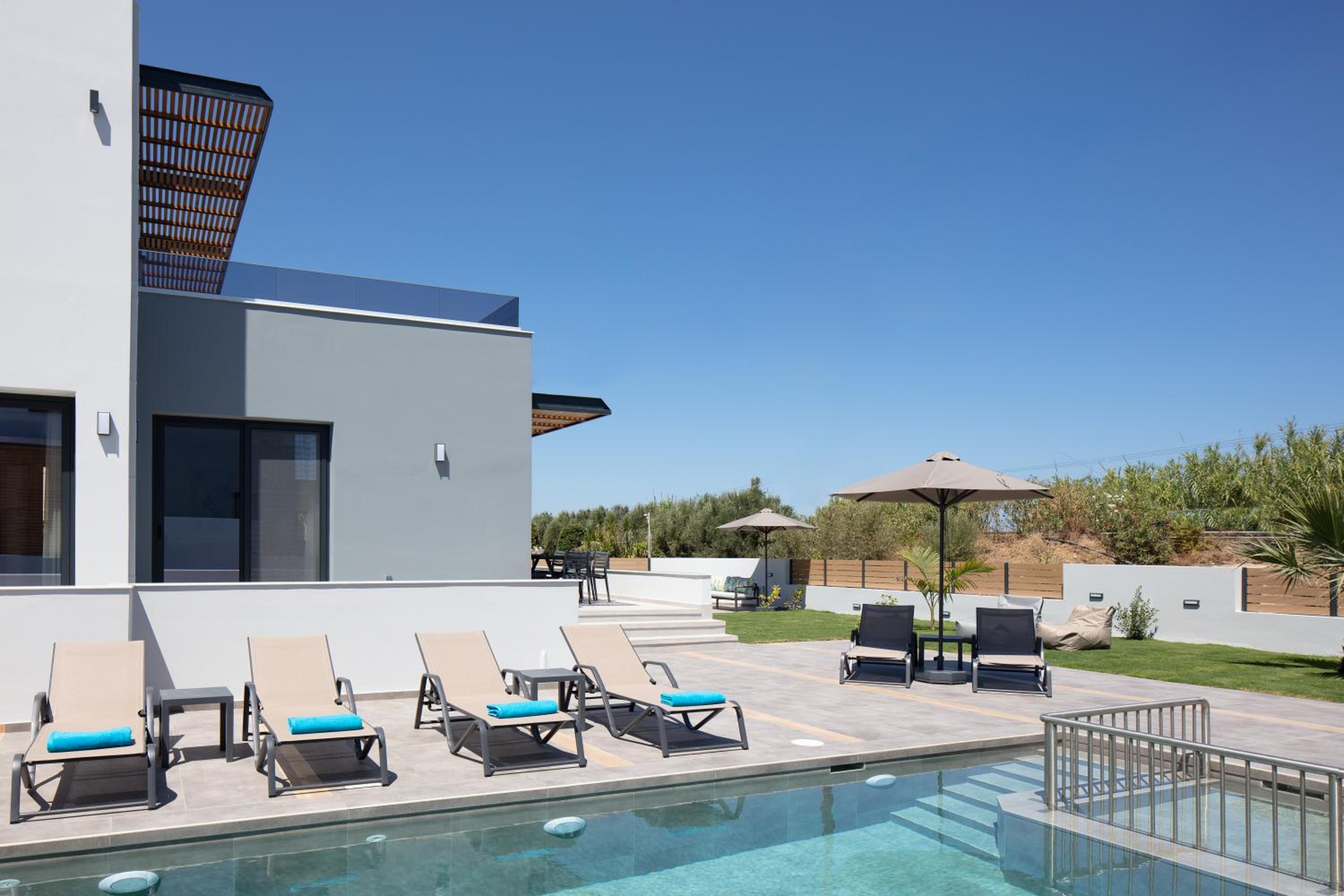 Sunnyside Villas, Just Steps to the Beach & Restaurants, By ThinkVilla view 3