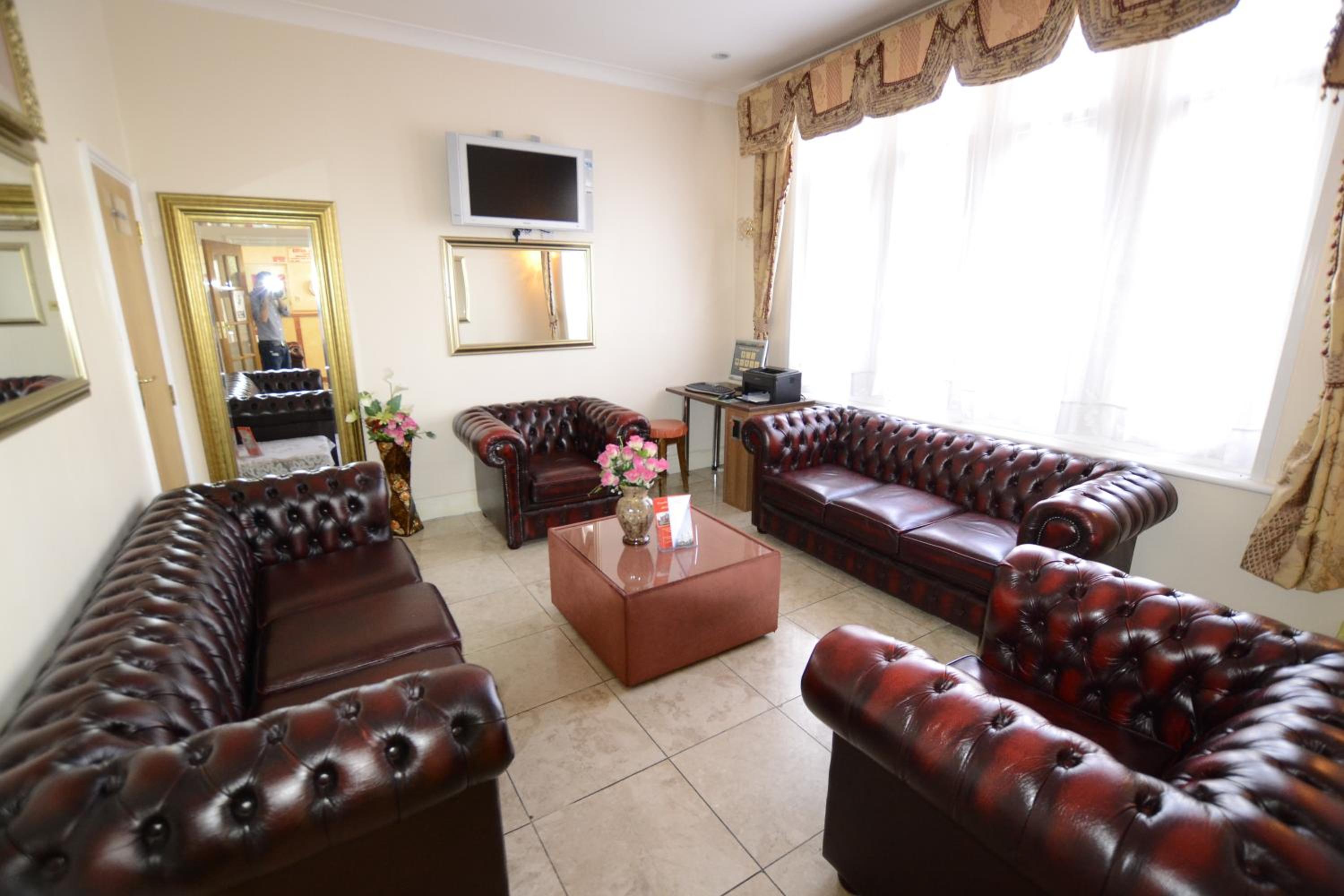 Ilford Vacations - Cranbrook Hotel - Property Image 2