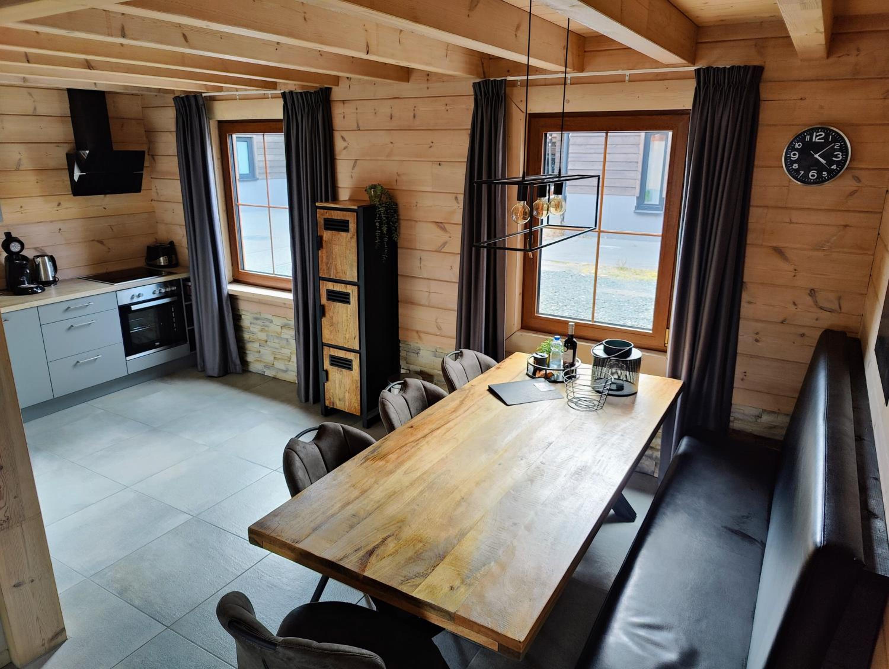 Chalet Momage dichtbij Skiliften, Skiverhuur en Bikepark!