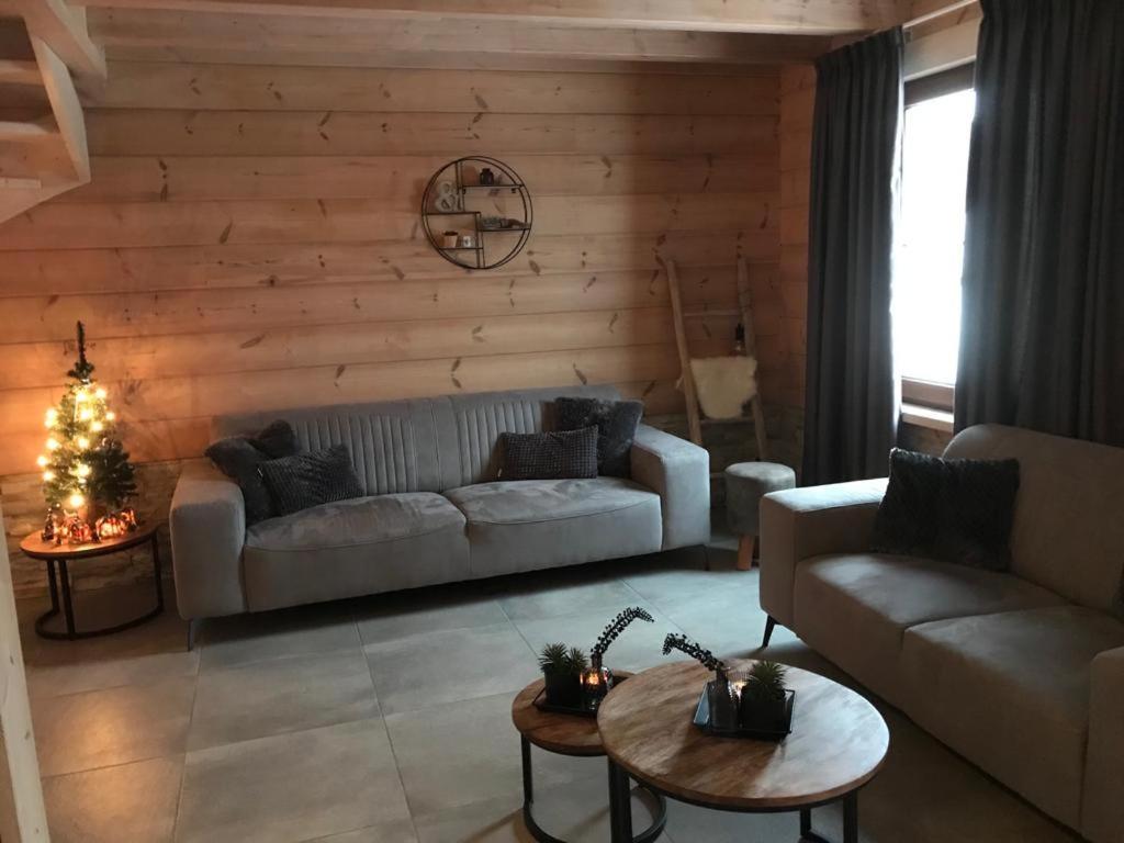 Chalet Momage dichtbij Skiliften, Skiverhuur en Bikepark!