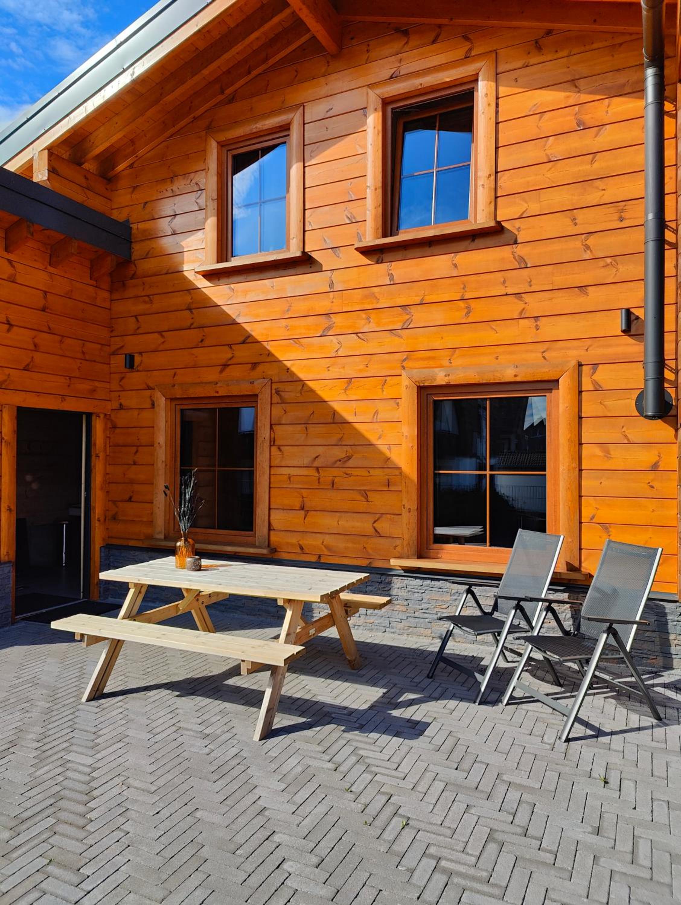 Chalet Momage dichtbij Skiliften, Skiverhuur en Bikepark!