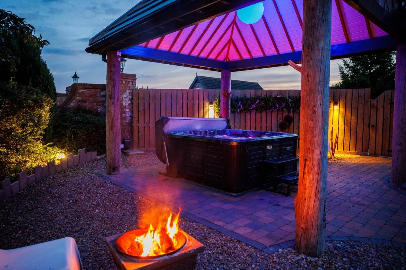 Lincoln Holiday Retreat Lodge with Private Hot Tub view 2