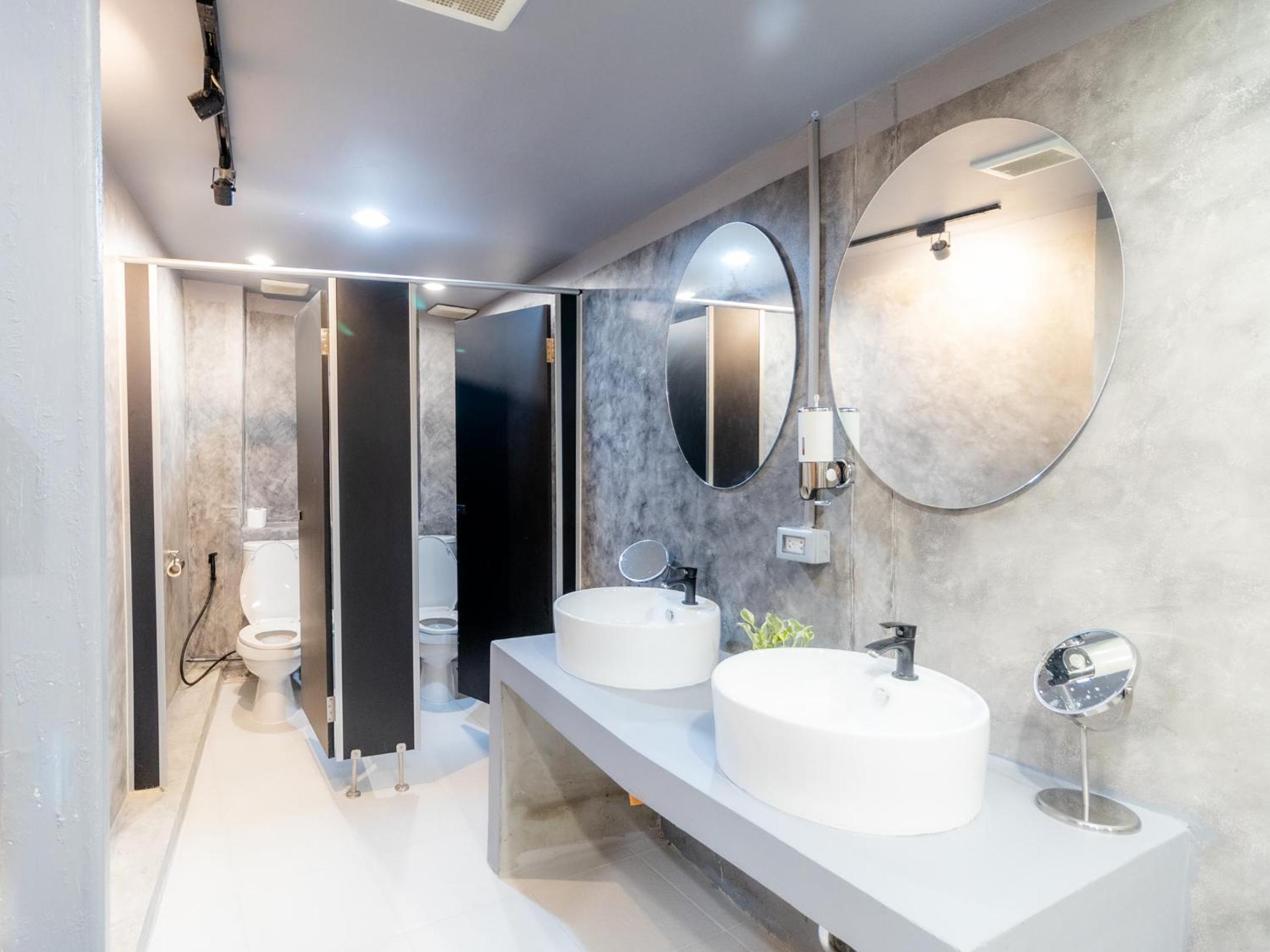 Khao San Social Capsule Hostel