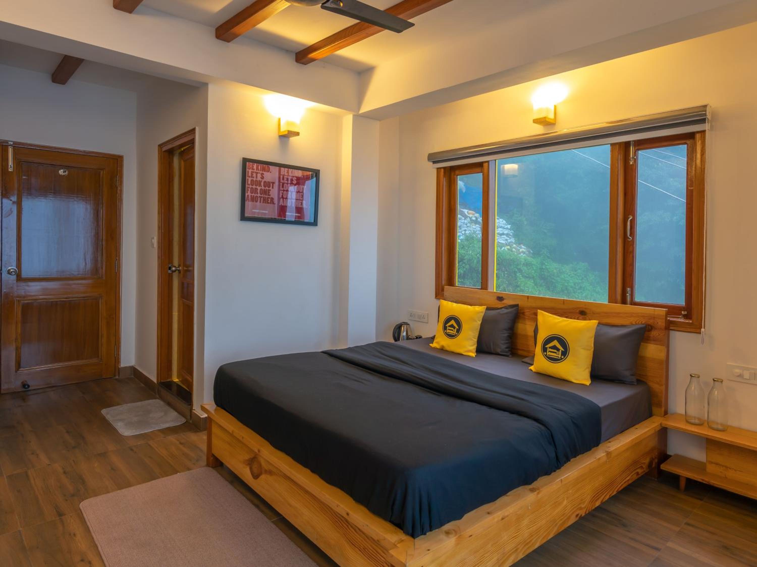 The Hosteller Mussoorie, Mall Road view 4