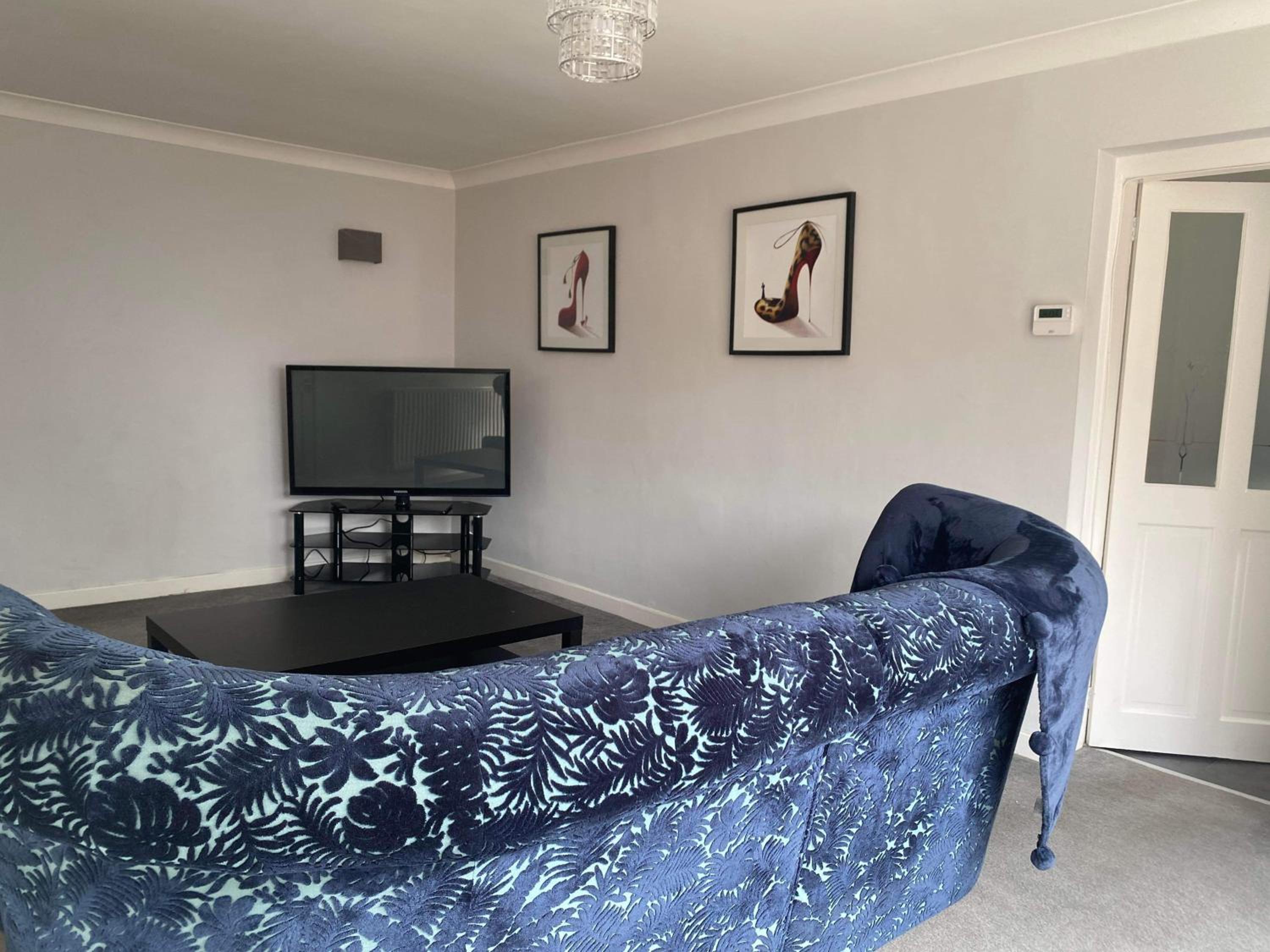Cozy 2-bedroom property with shared garden view 3