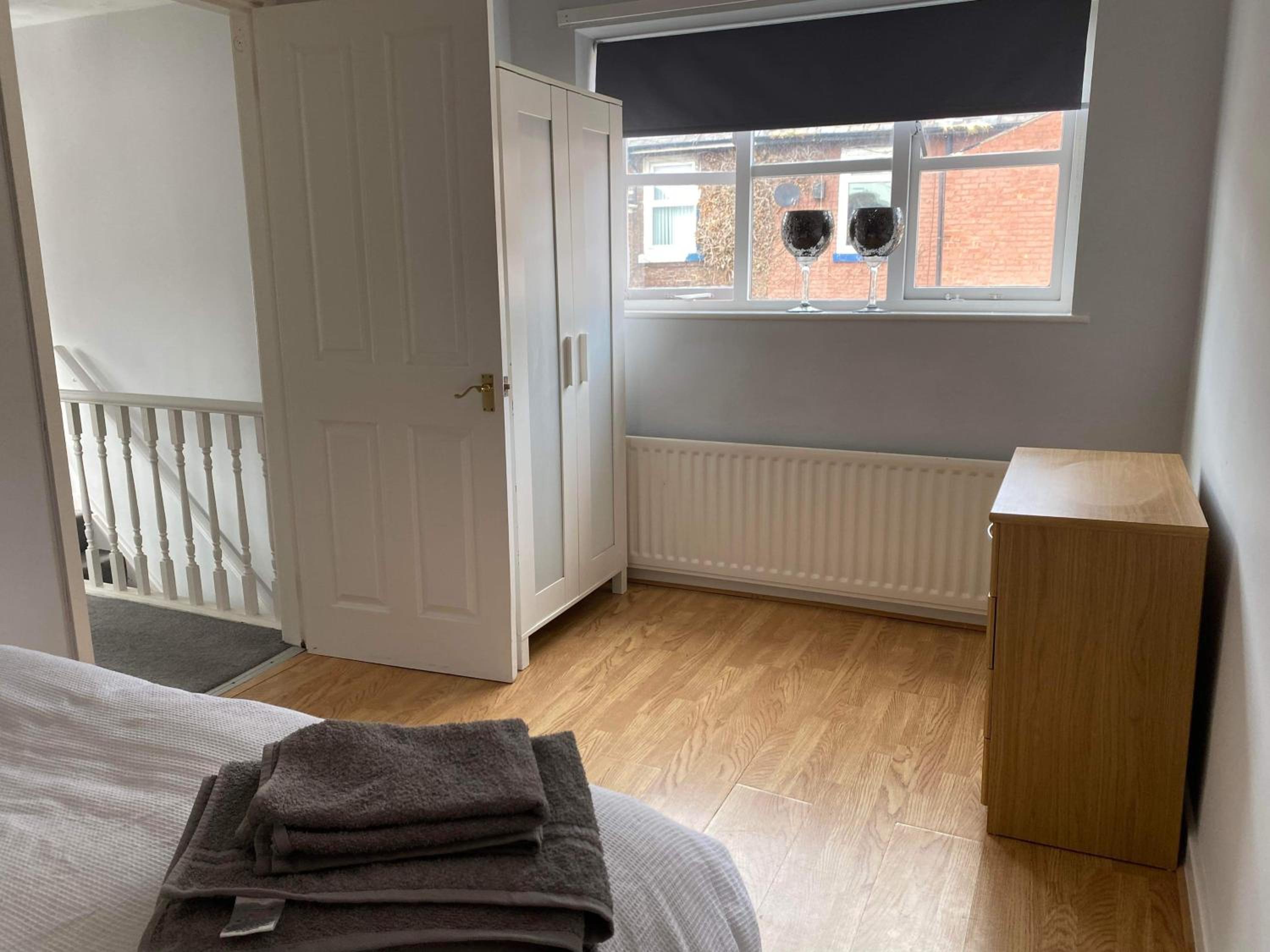 Cozy 2-bedroom property with shared garden view 4