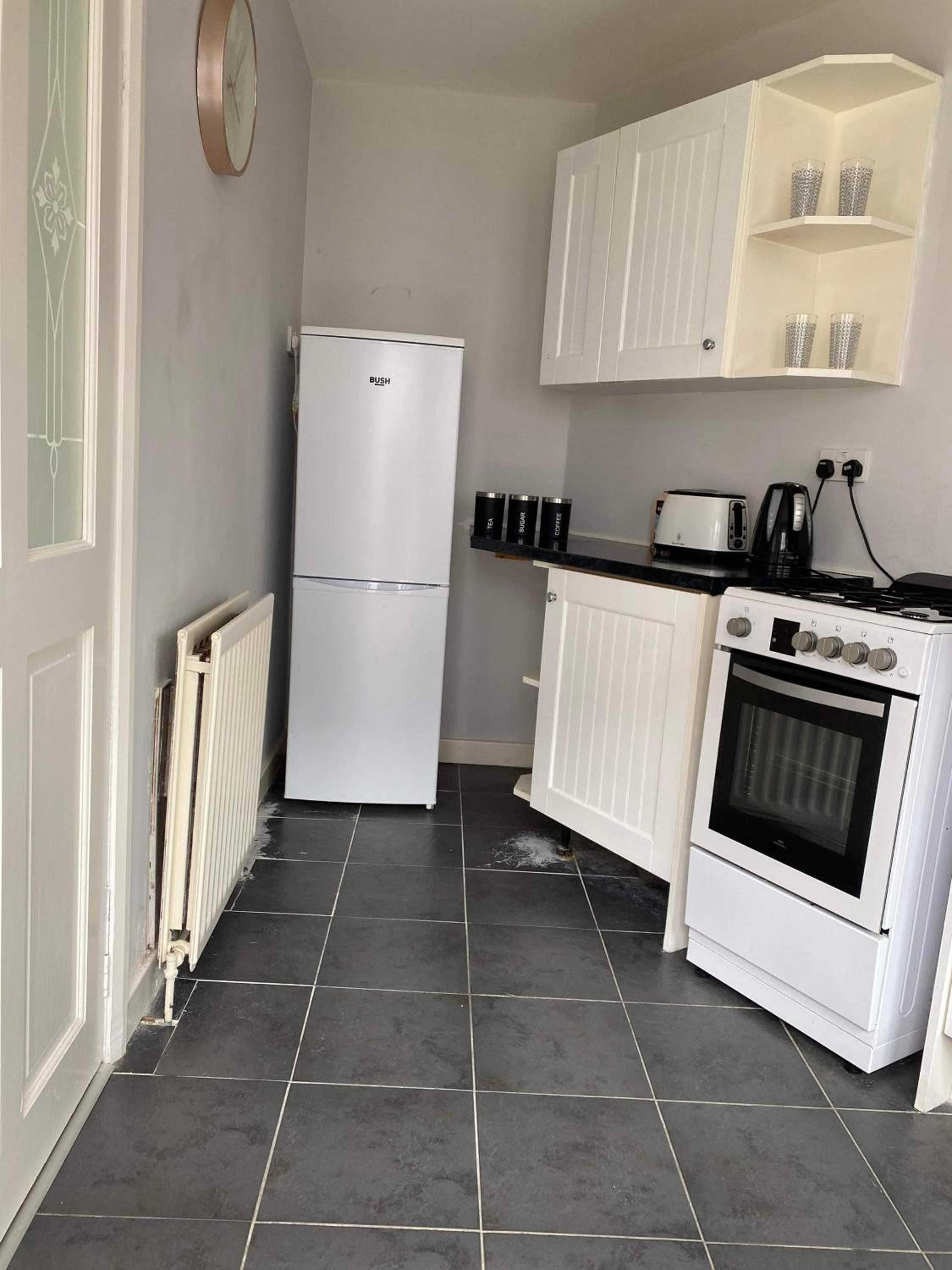 Cozy 2-bedroom property with shared garden view 5