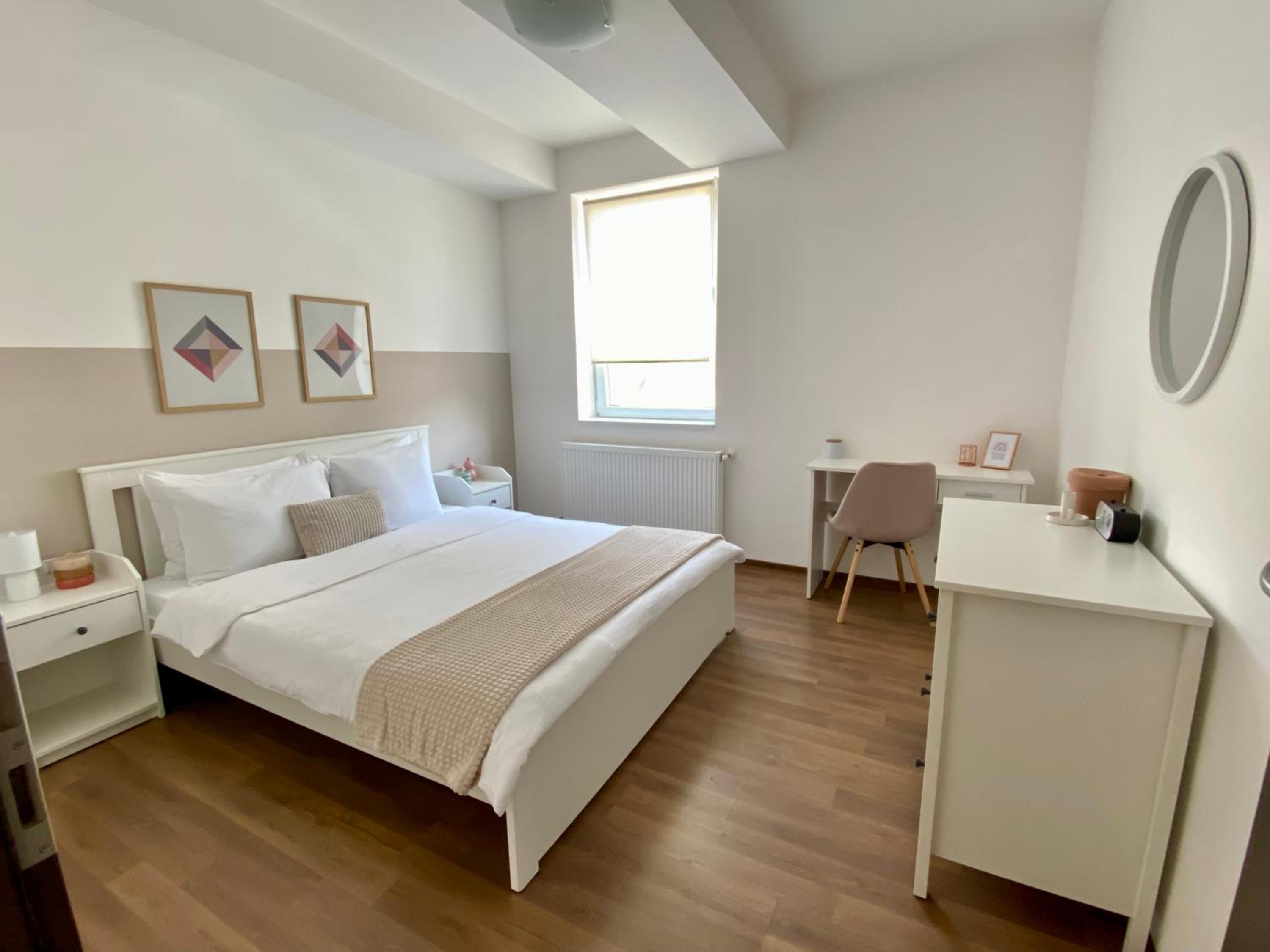 Wanderlust Home Cream, Rasnov Apt for 4, Wifi and Free Parking view 5