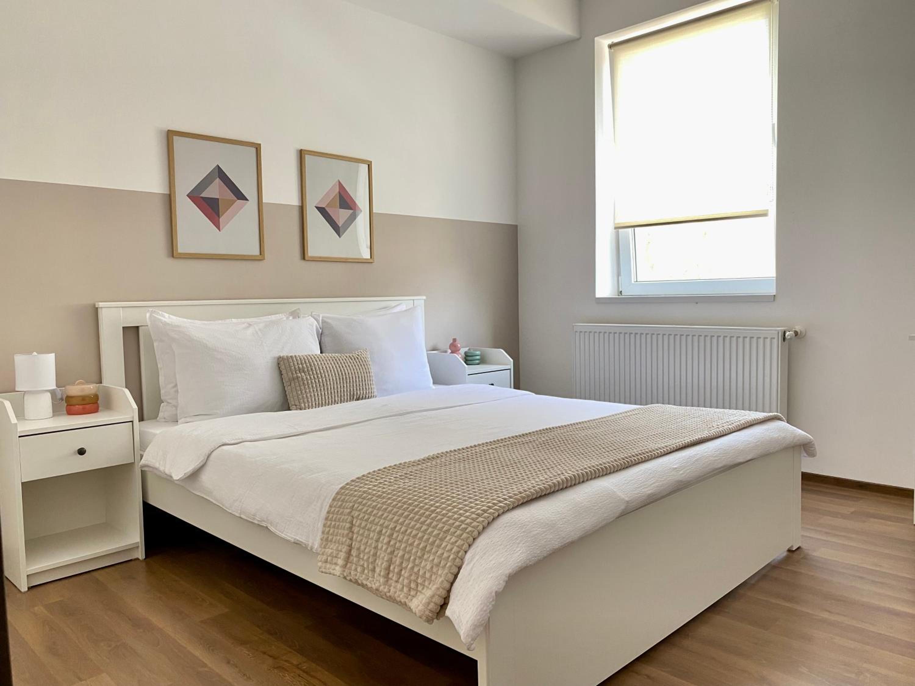 Wanderlust Home Cream, Rasnov Apt for 4, Wifi and Free Parking view 3