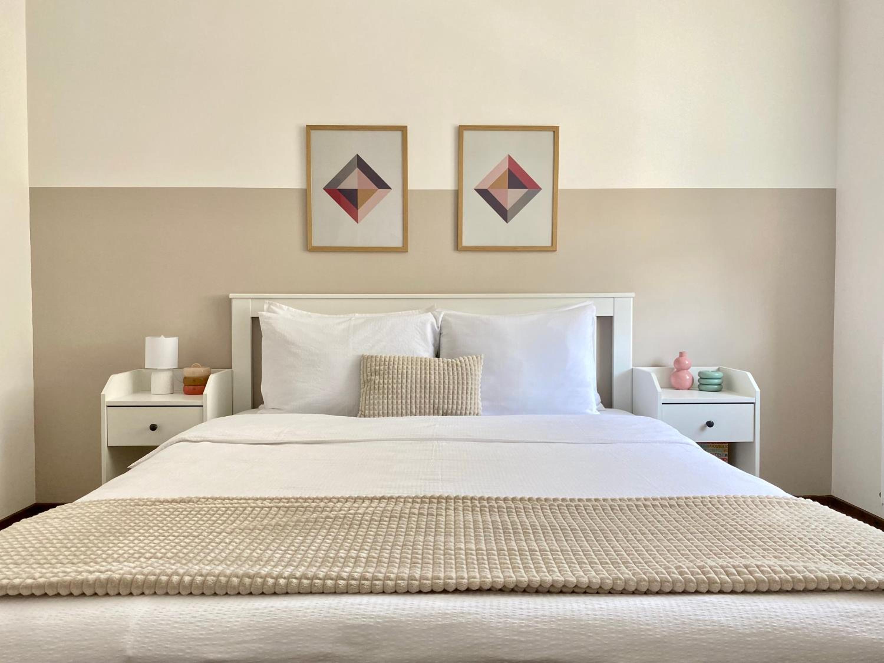 Wanderlust Home Cream, Rasnov Apt for 4, Wifi and Free Parking view 2