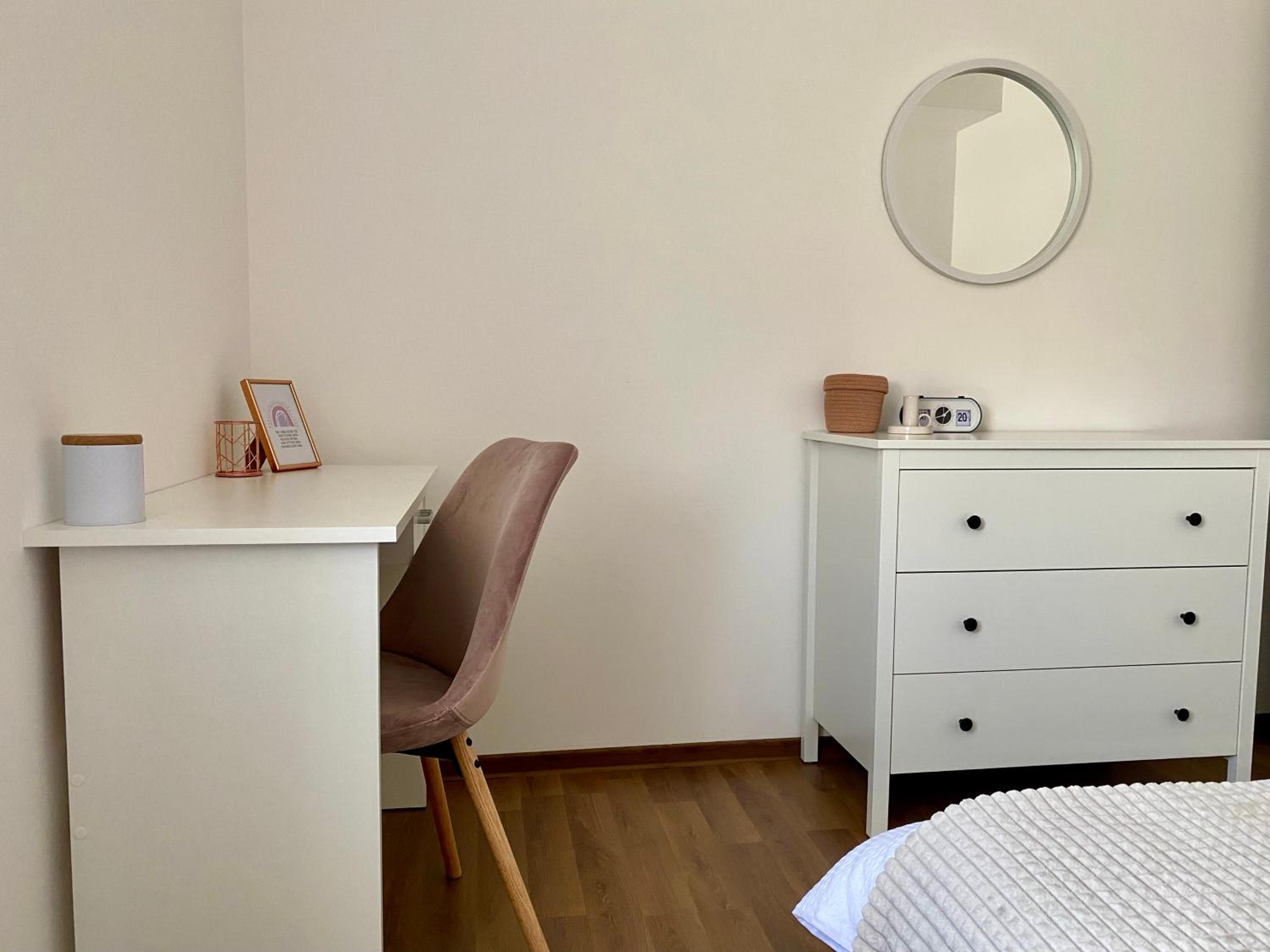 Wanderlust Home Cream, Rasnov Apt for 4, Wifi and Free Parking view 4