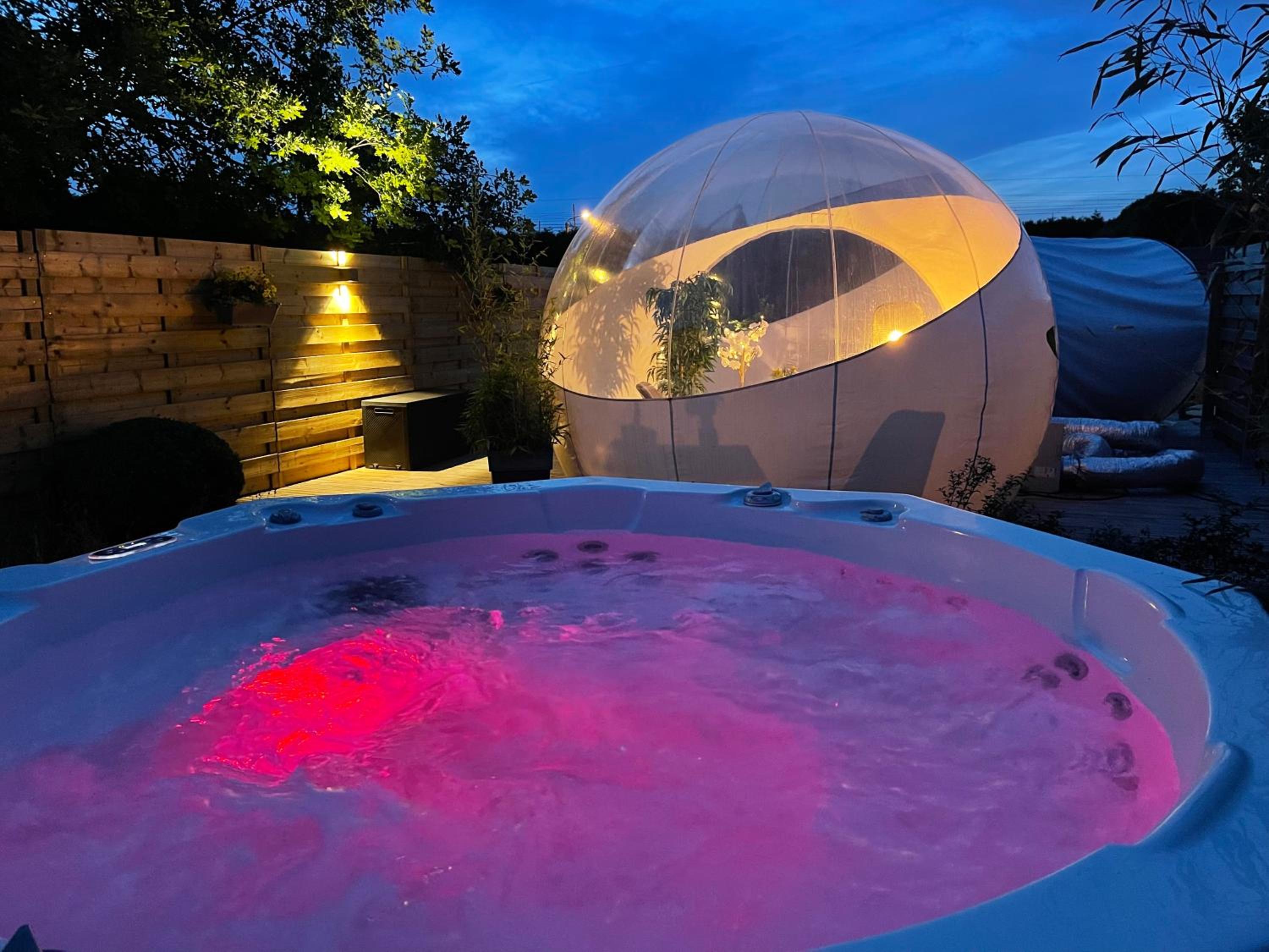 Dôme du puits avec jacuzzi et sauna privatif