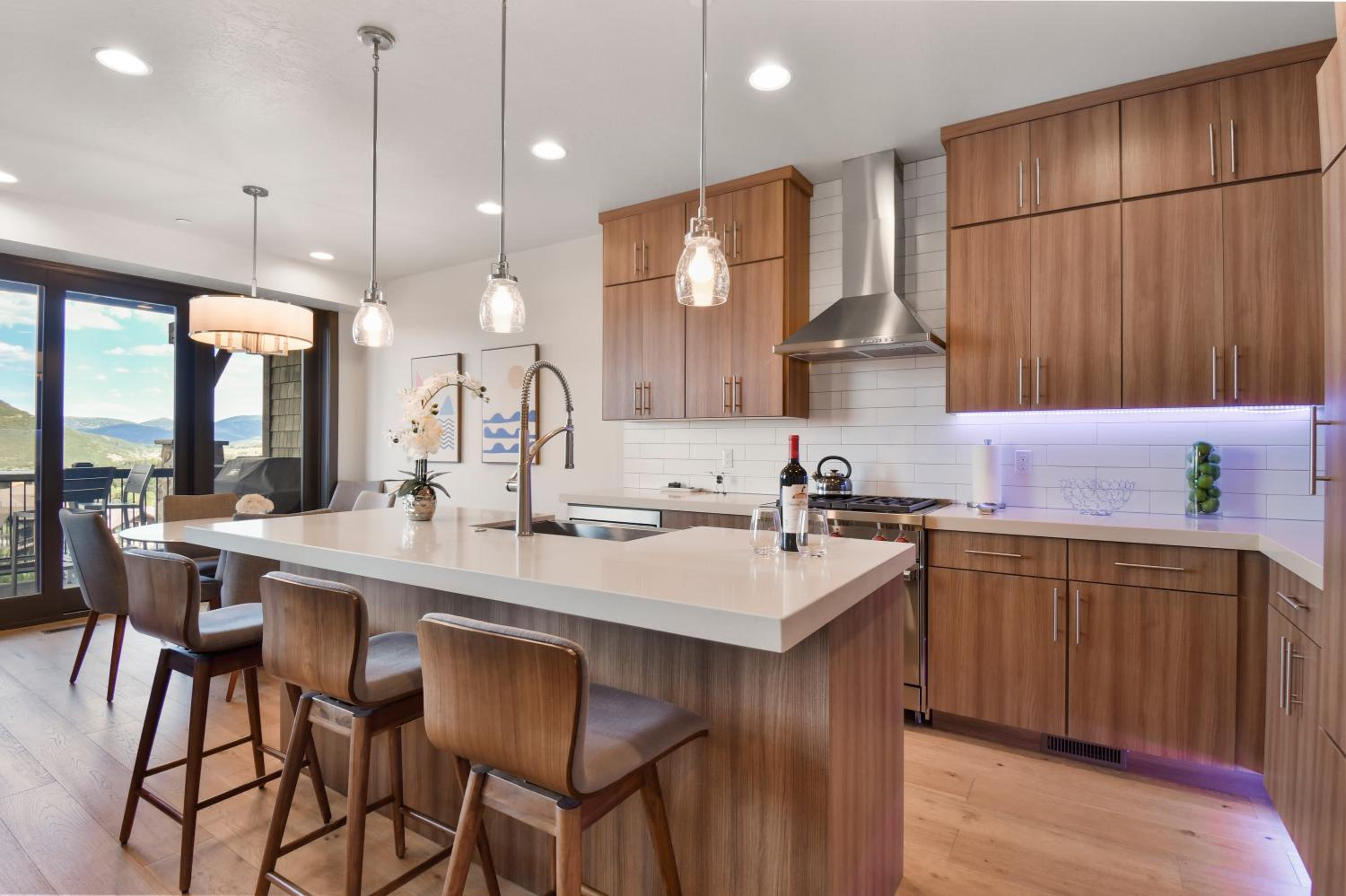 Walk to Skiing at Frostwood Gondola, Luxury Townhome on Golf Course, Private Hot Tub, Mountain Views view 5