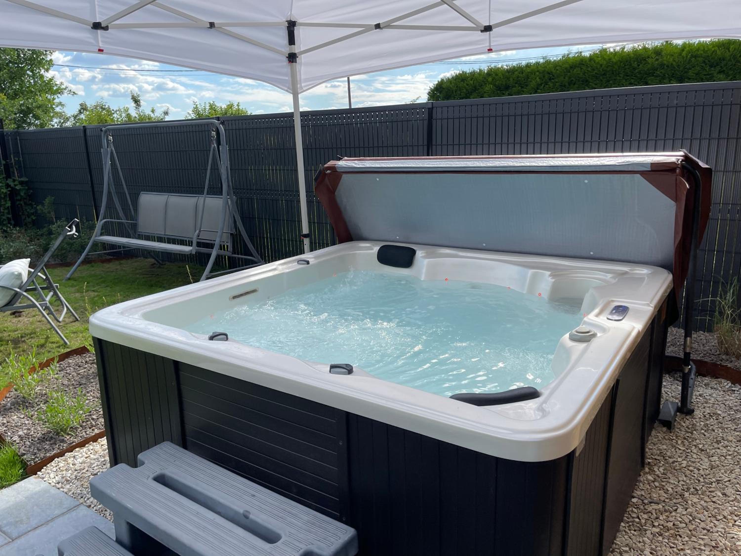 Roulotte du puits avec jacuzzi et sauna privatif
