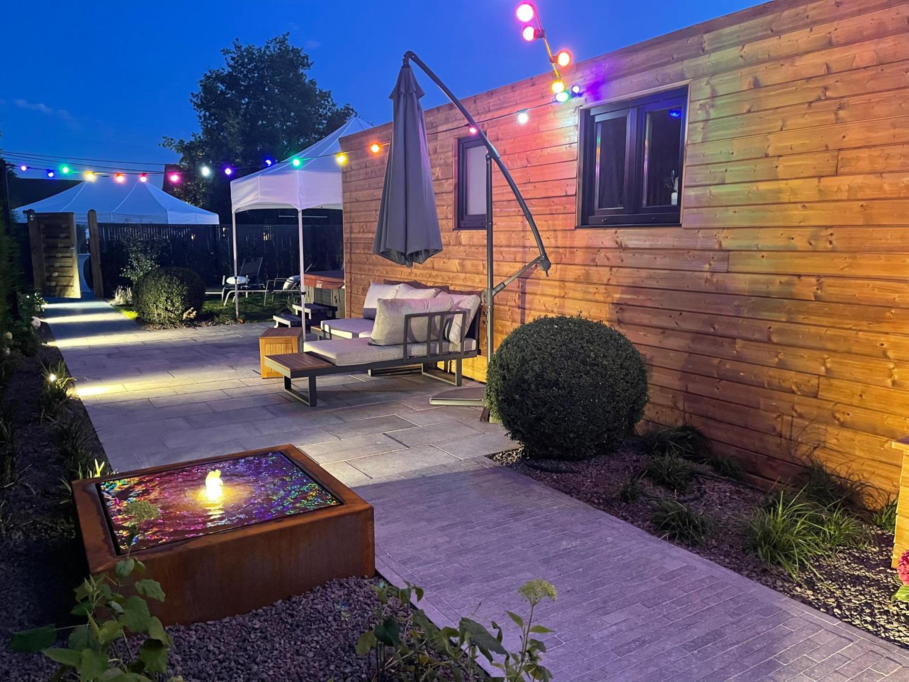Roulotte du puits avec jacuzzi et sauna privatif