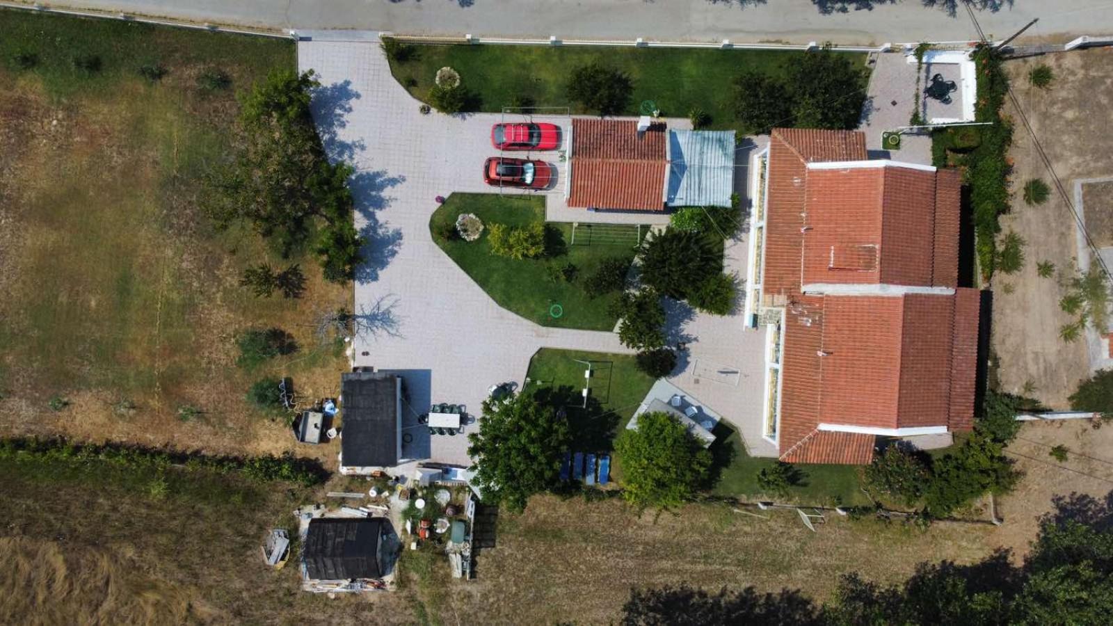 Yellow House photo 5