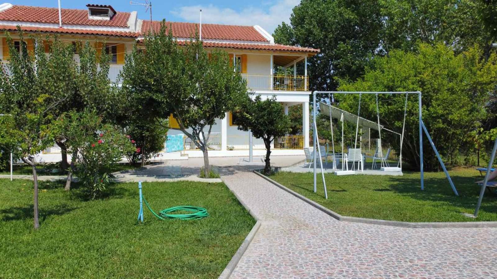 Yellow House photo 4