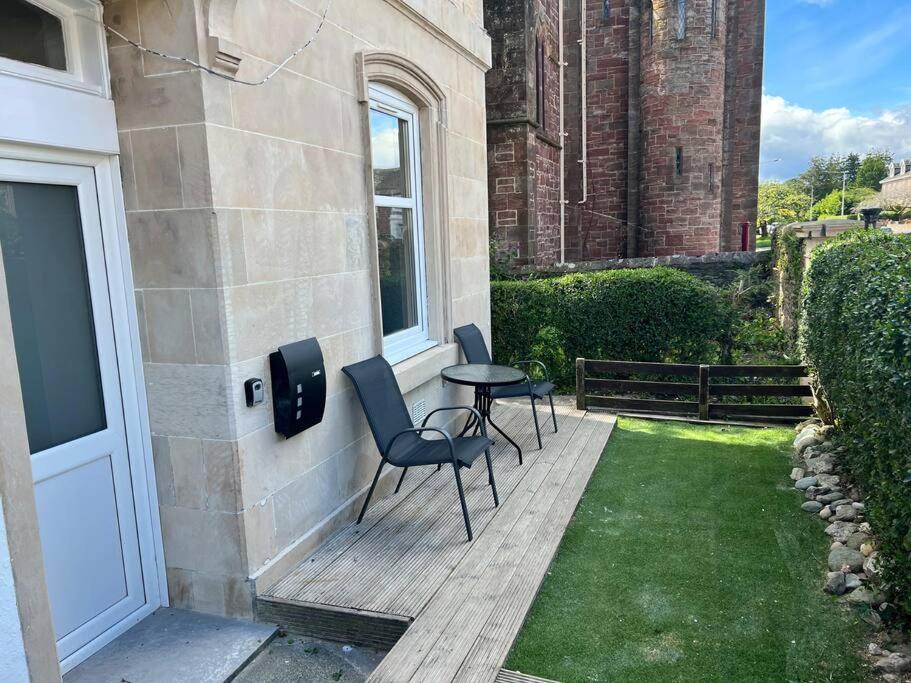 Number 79, Cosy Central Helensburgh 1 Bedroom, ground floor pet friendly, garden view 2