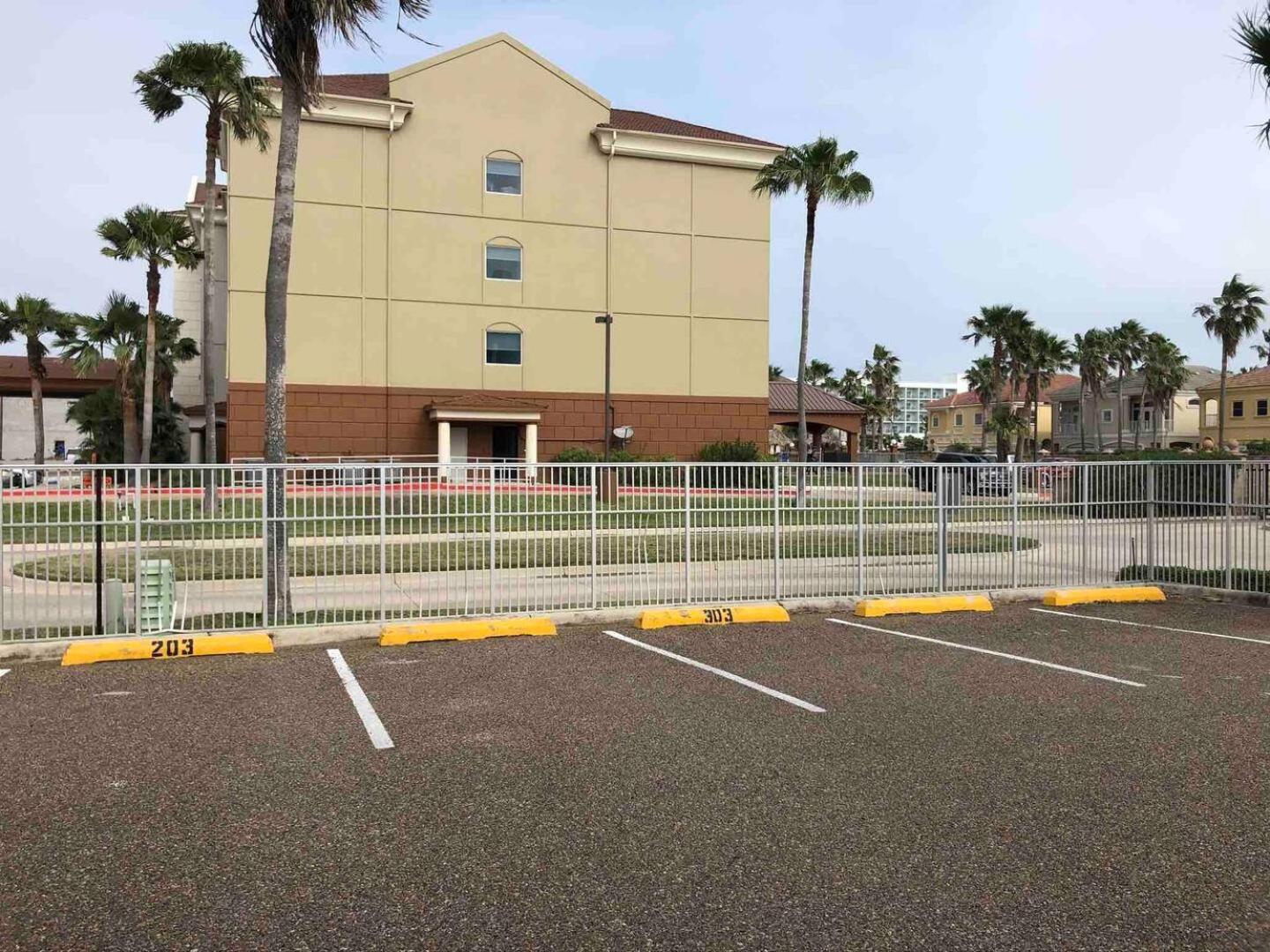 cozy & spacious condo 10min walk to beach view 4
