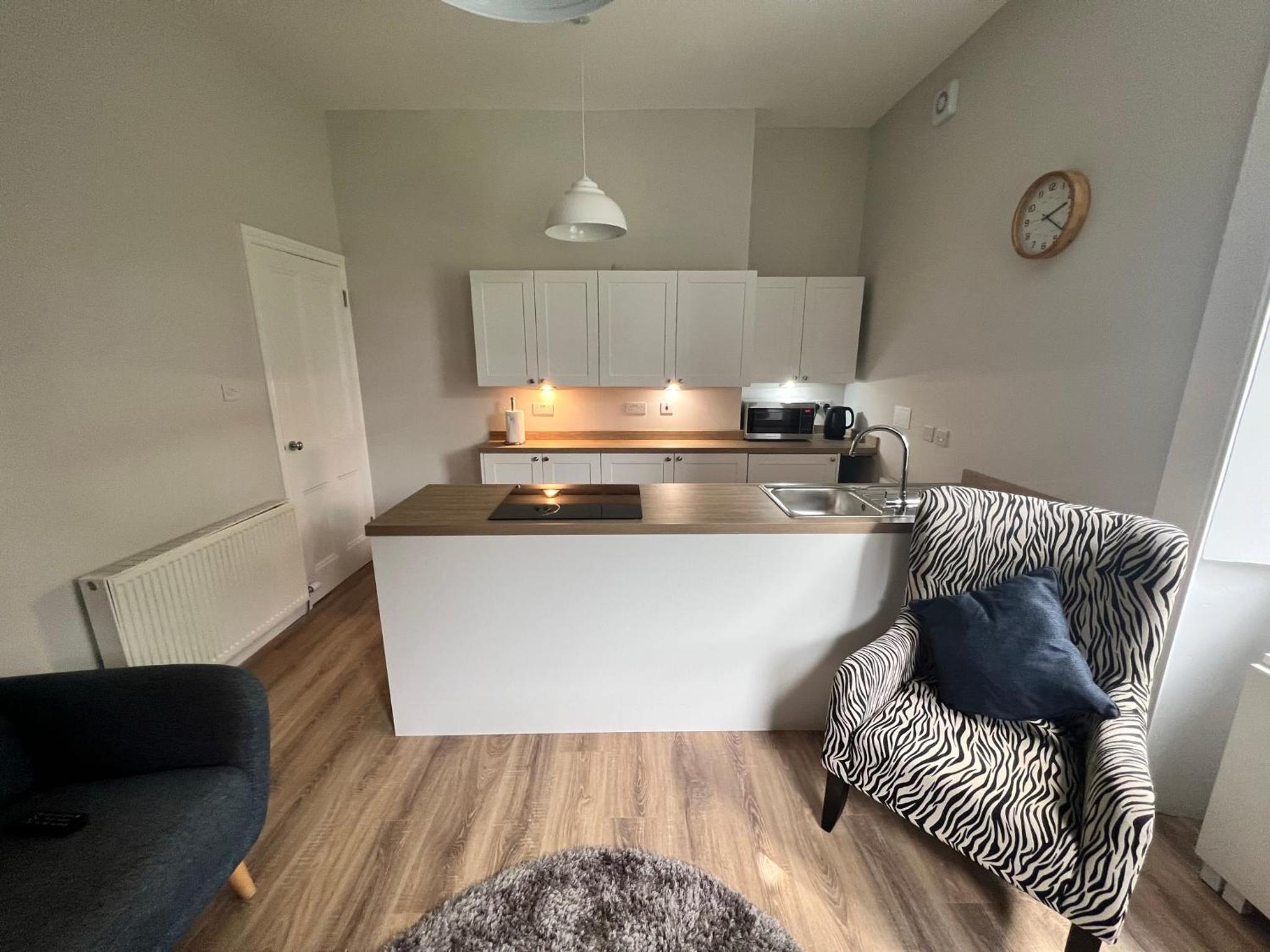 Number 79, Cosy Central Helensburgh 1 Bedroom, ground floor pet friendly, garden view 4