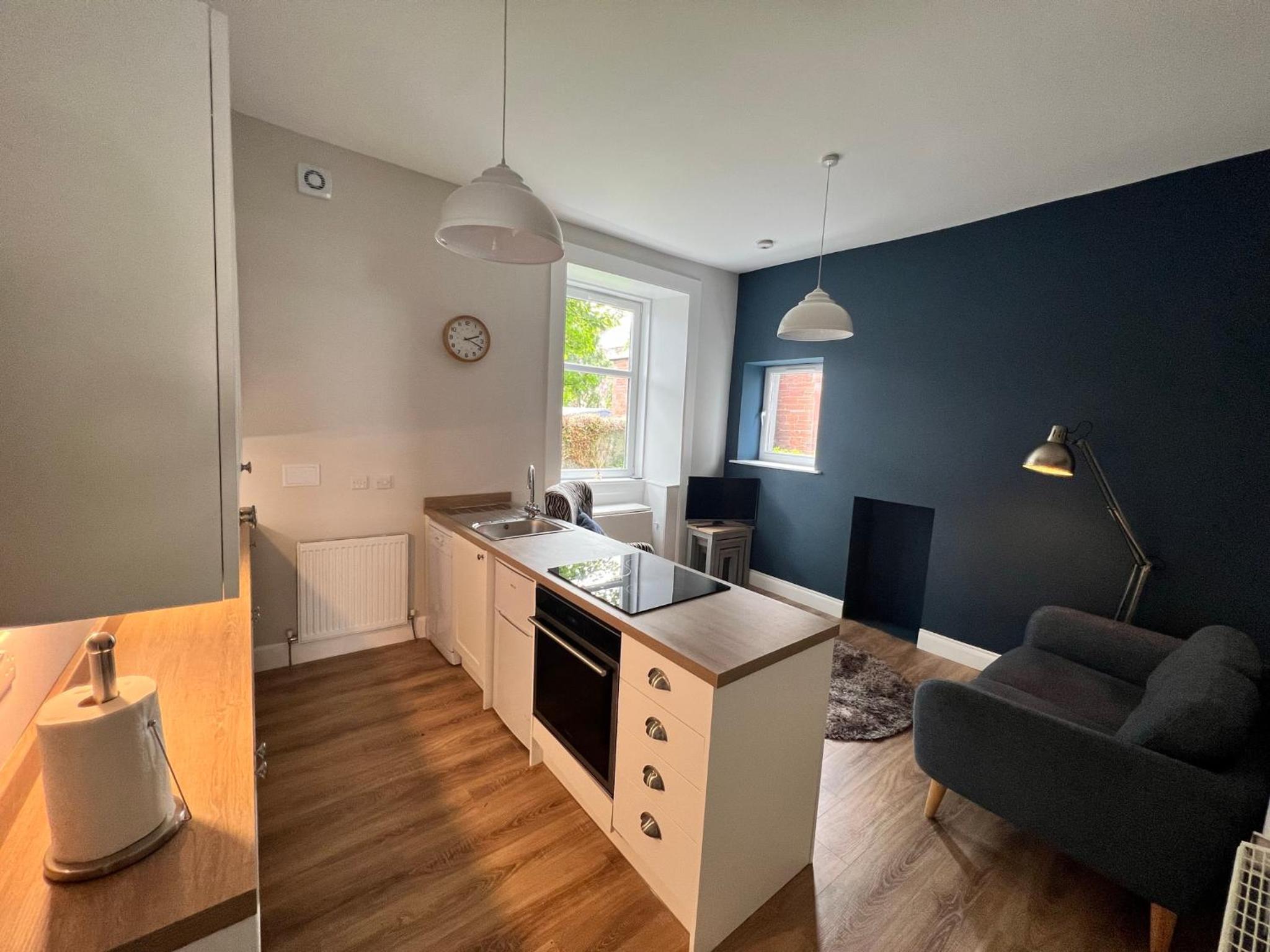 Number 79, Cosy Central Helensburgh 1 Bedroom, ground floor pet friendly, garden view 3