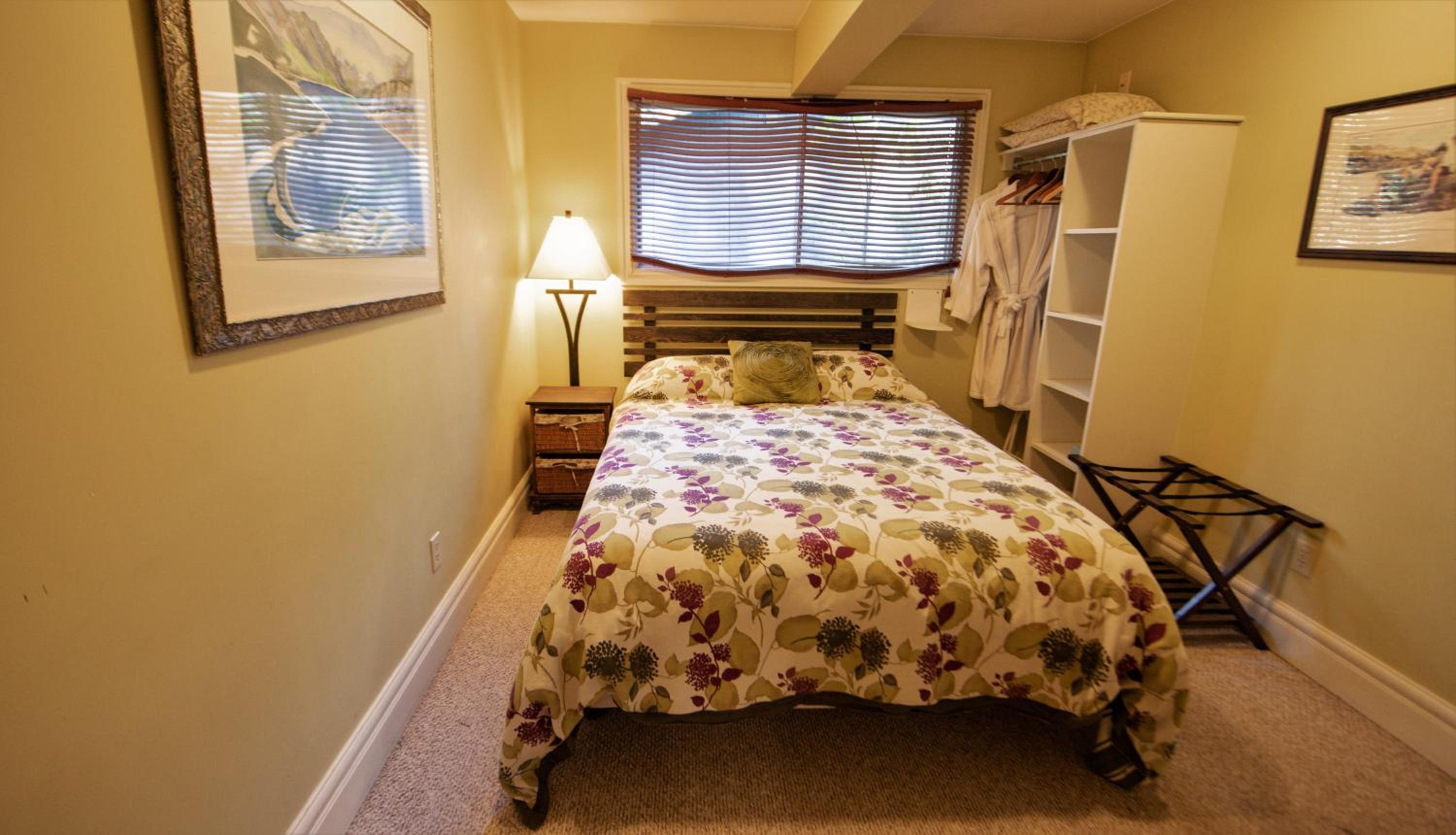 Auberge Kicking Horse Guest House
