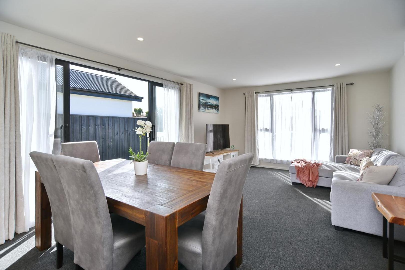 Thomas Townhouse - Christchurch Holiday Homes view 2