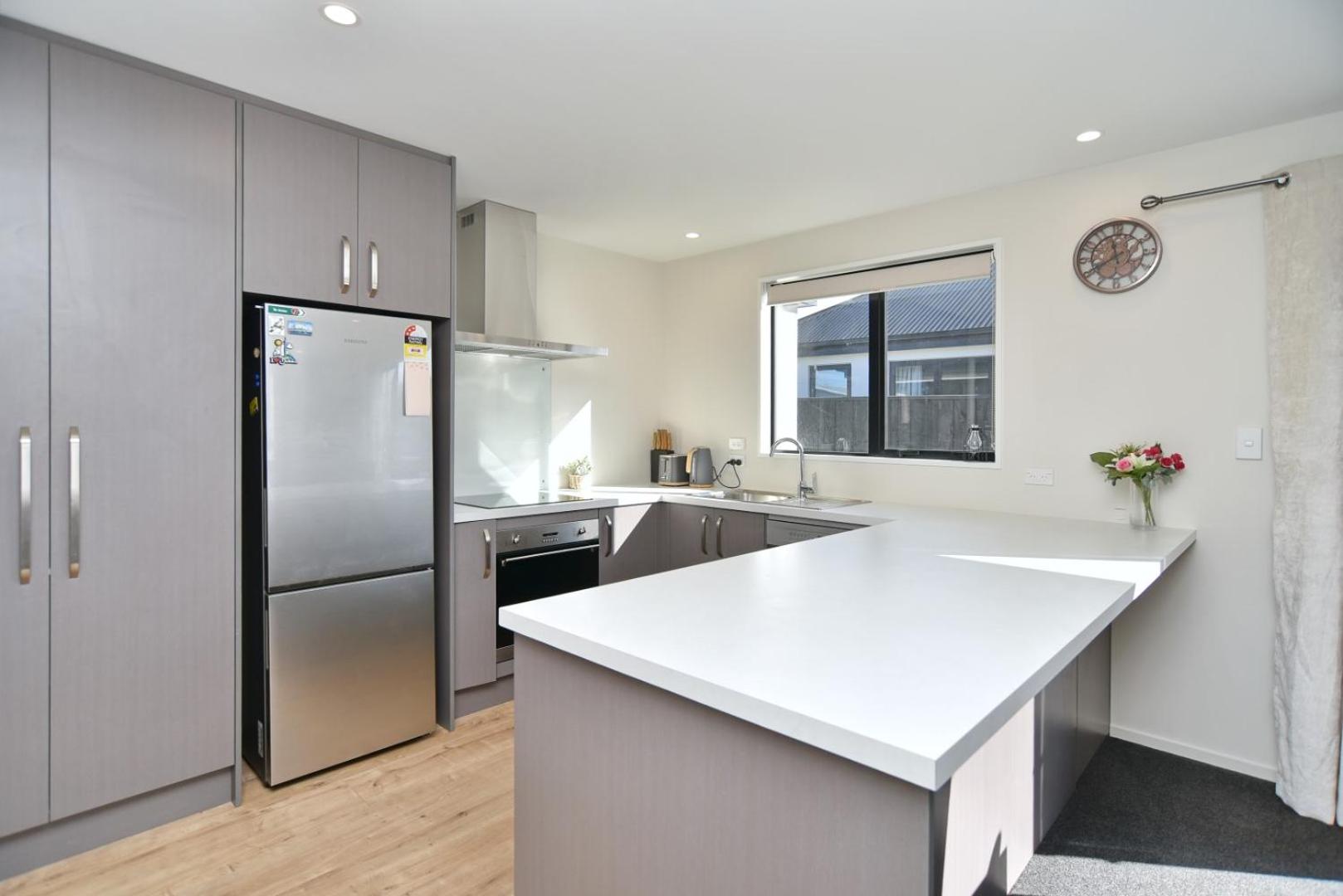 Thomas Townhouse - Christchurch Holiday Homes view 3