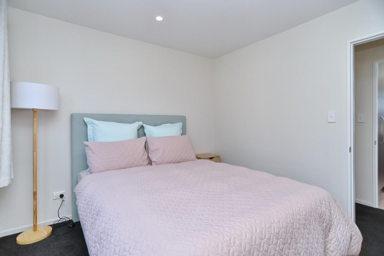 Thomas Townhouse - Christchurch Holiday Homes view 4
