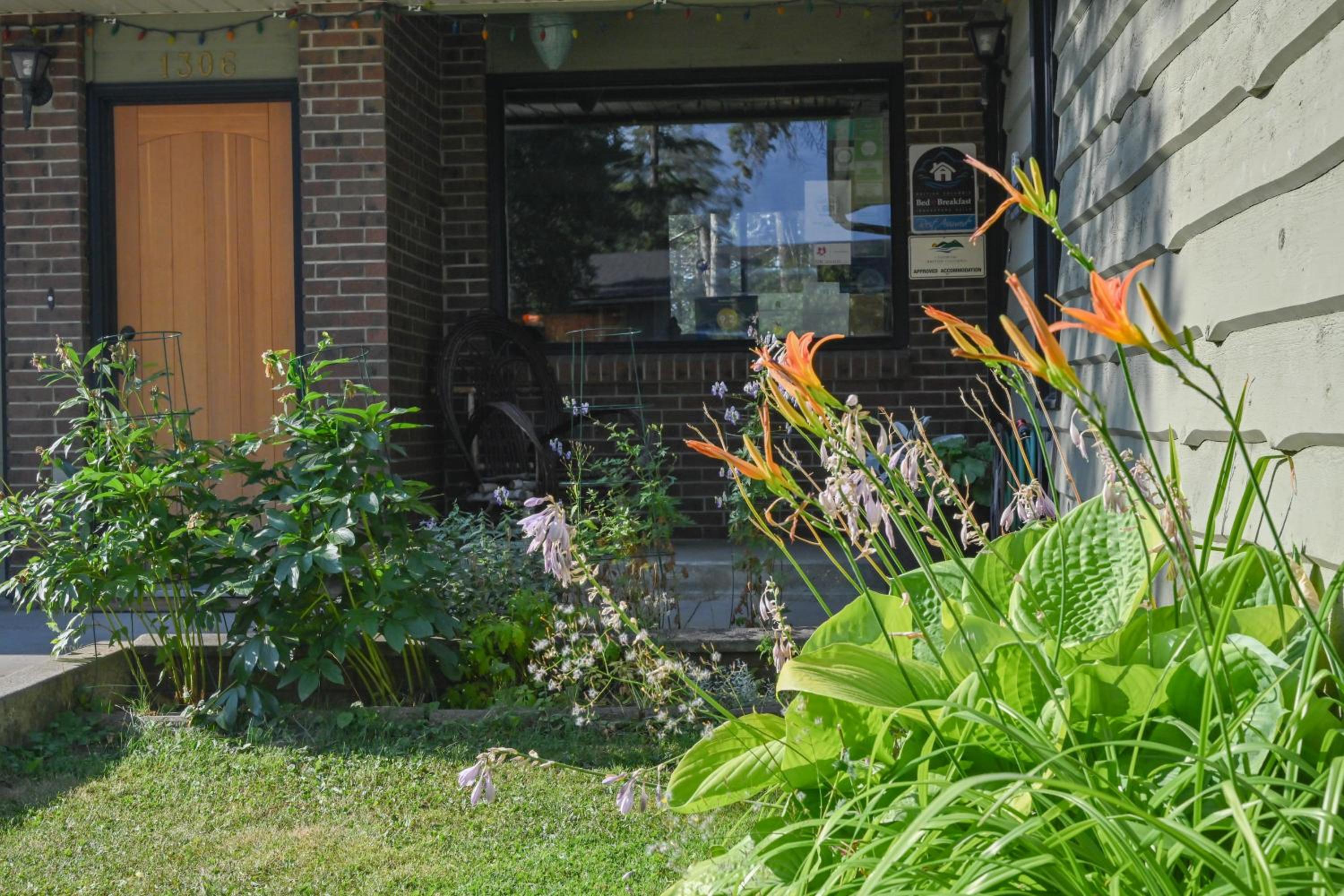 Auberge Kicking Horse Guest House
