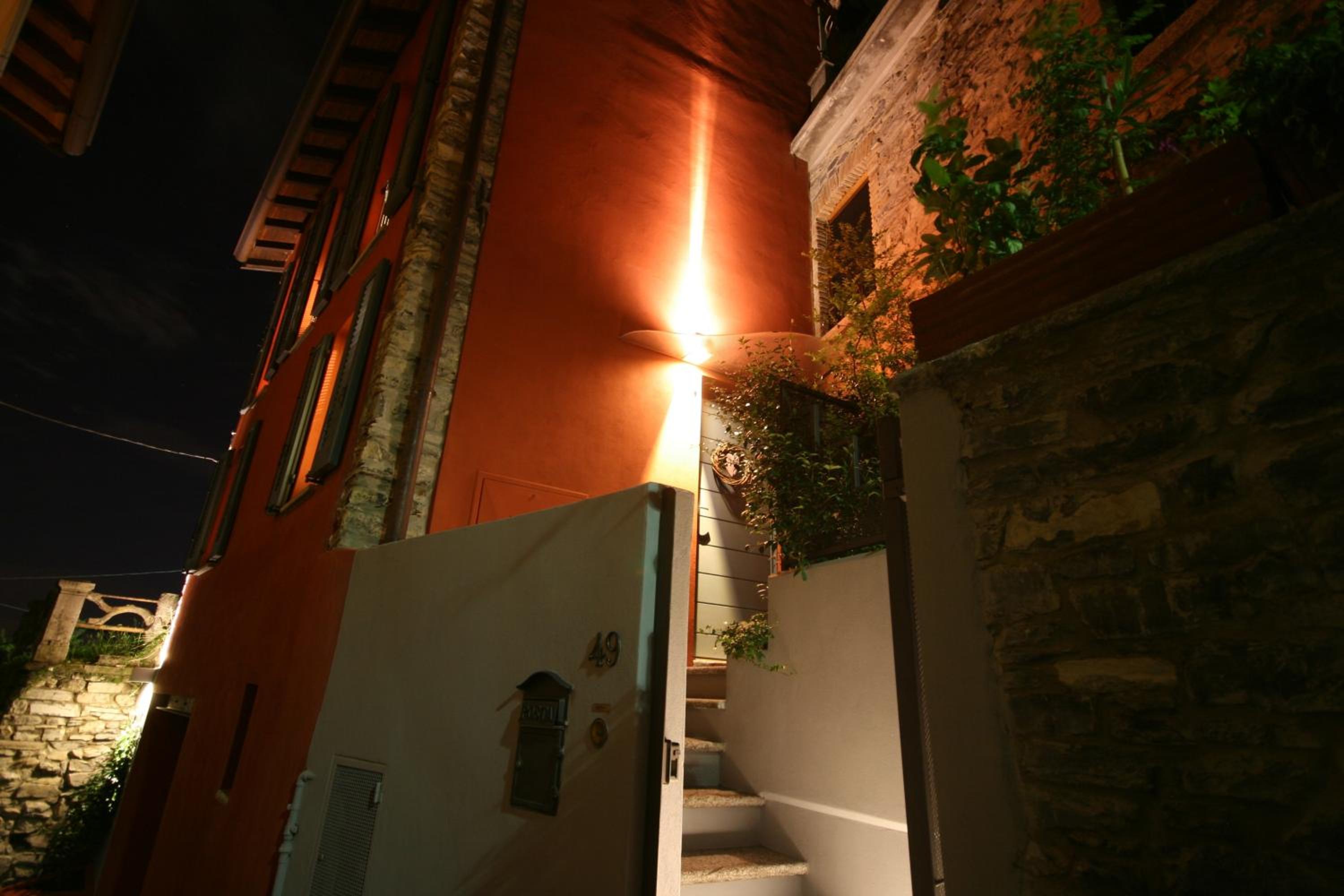 Casa Rossa - byMyHomeinComo view 3