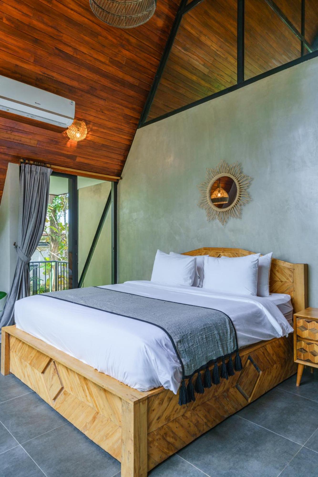 Villa Kirana - Designer 2-bedroom Villa with pool in Pererenan view 2