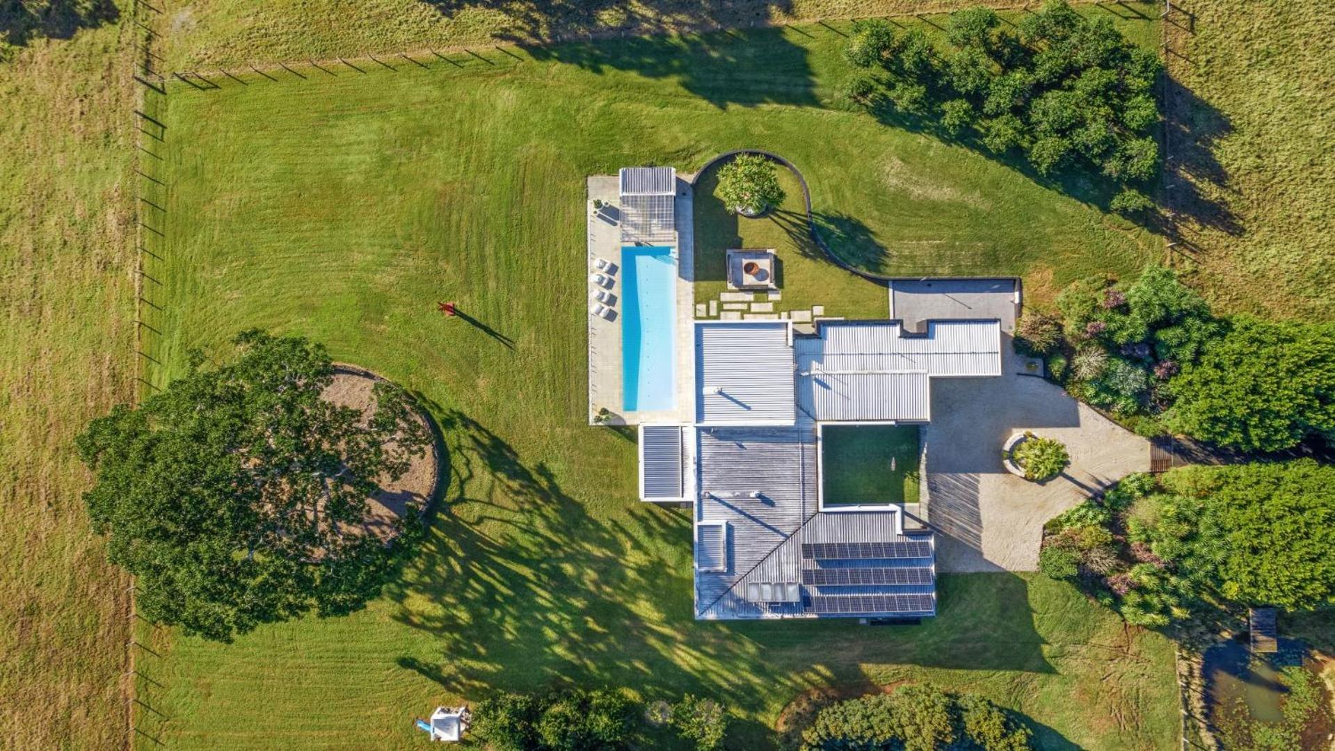 Amileka - luxury 25 acre estate with pool