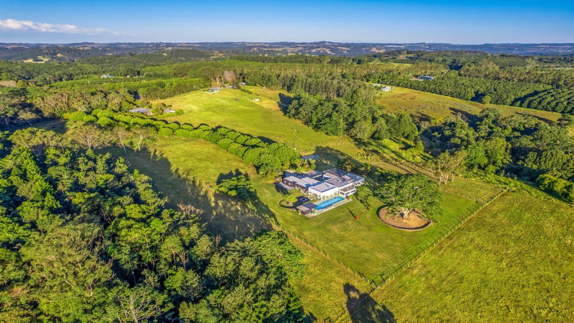 Amileka - luxury 25 acre estate with pool