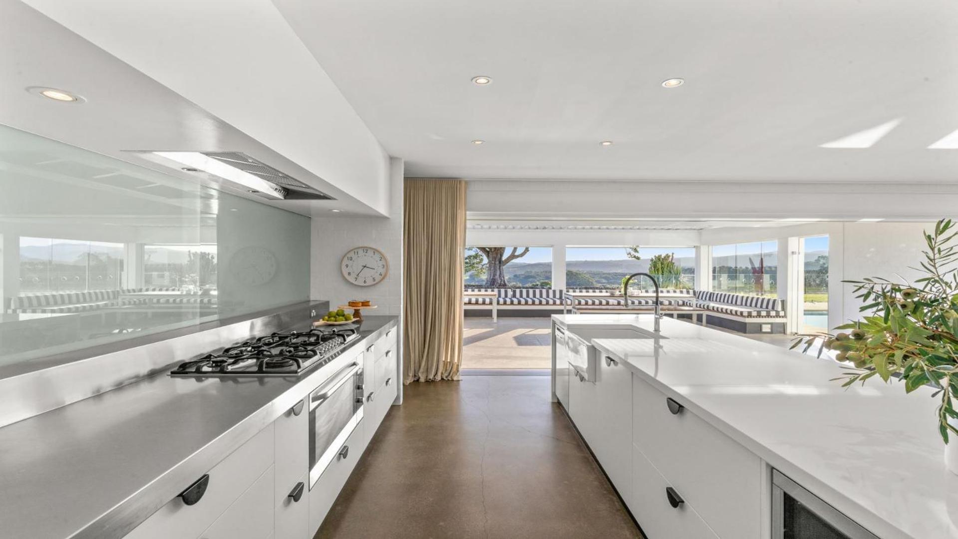 Amileka - luxury 25 acre estate with pool