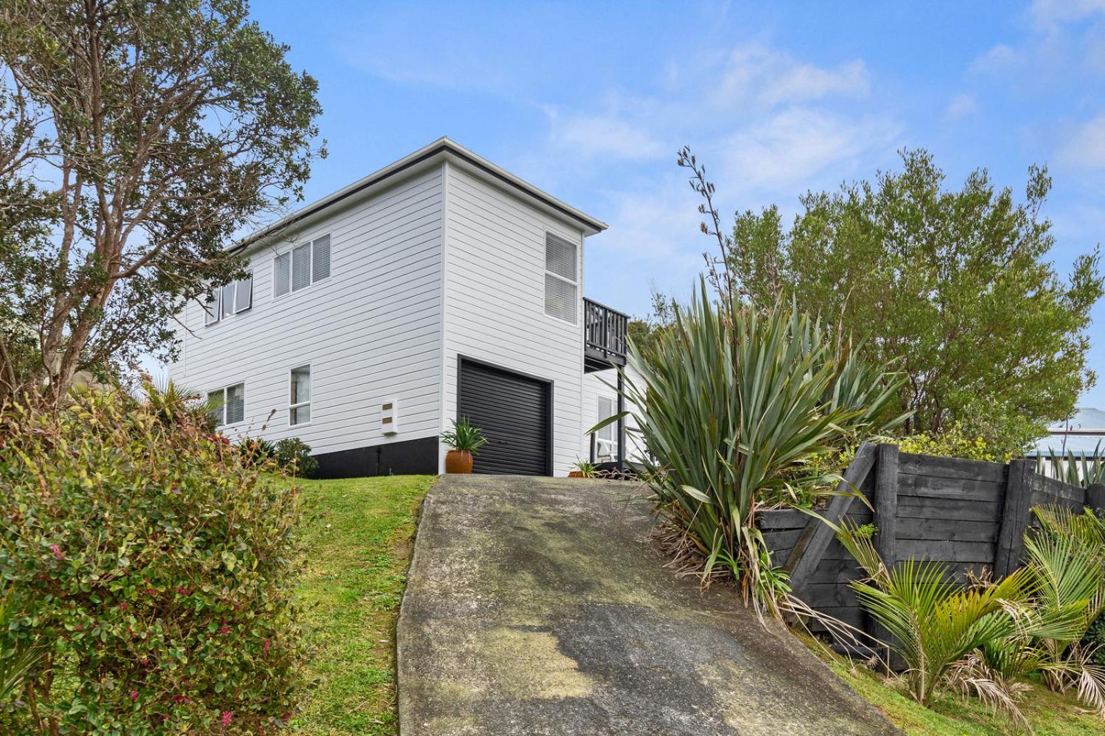 The Family Bach - Cable Bay Holiday Home