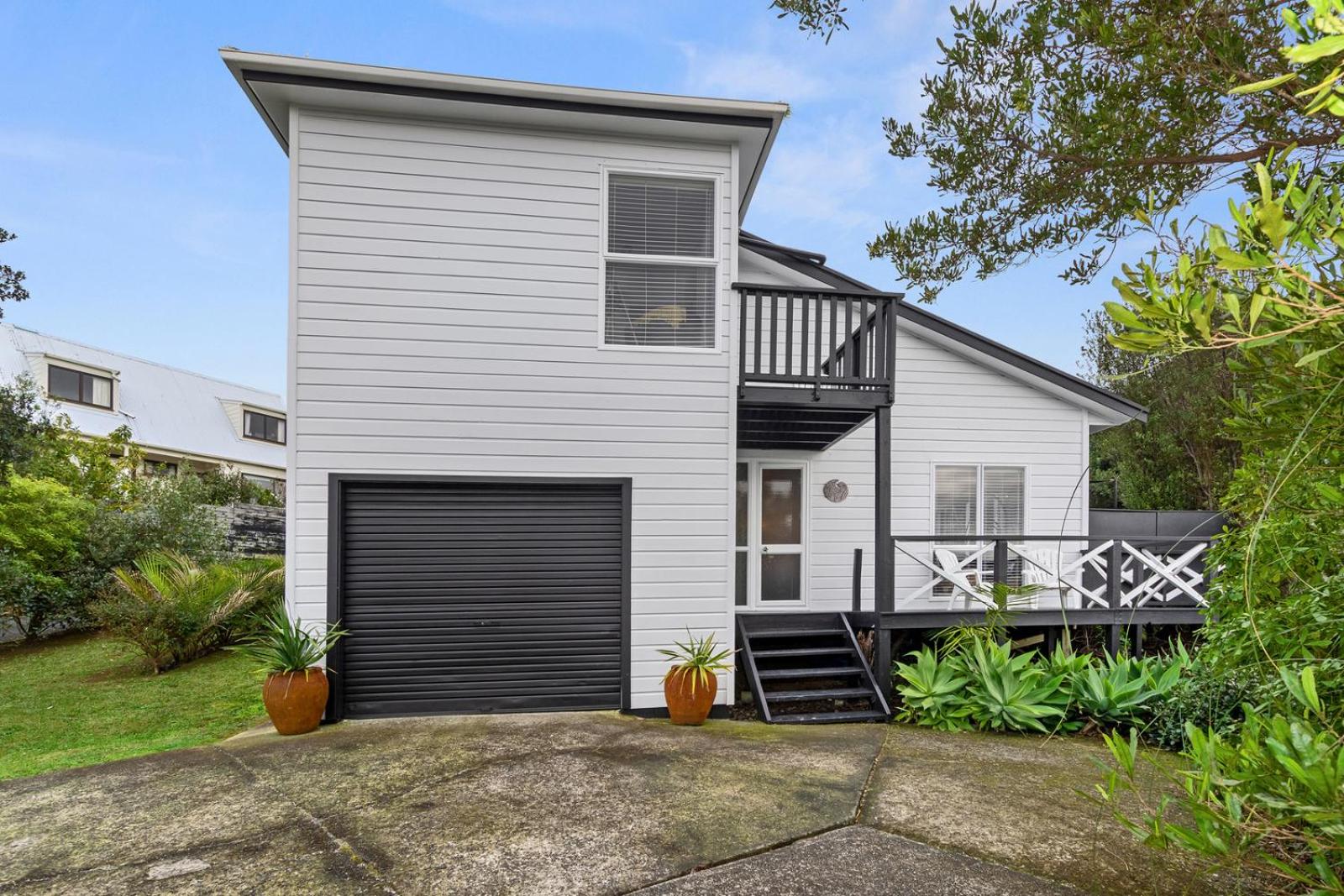 The Family Bach - Cable Bay Holiday Home
