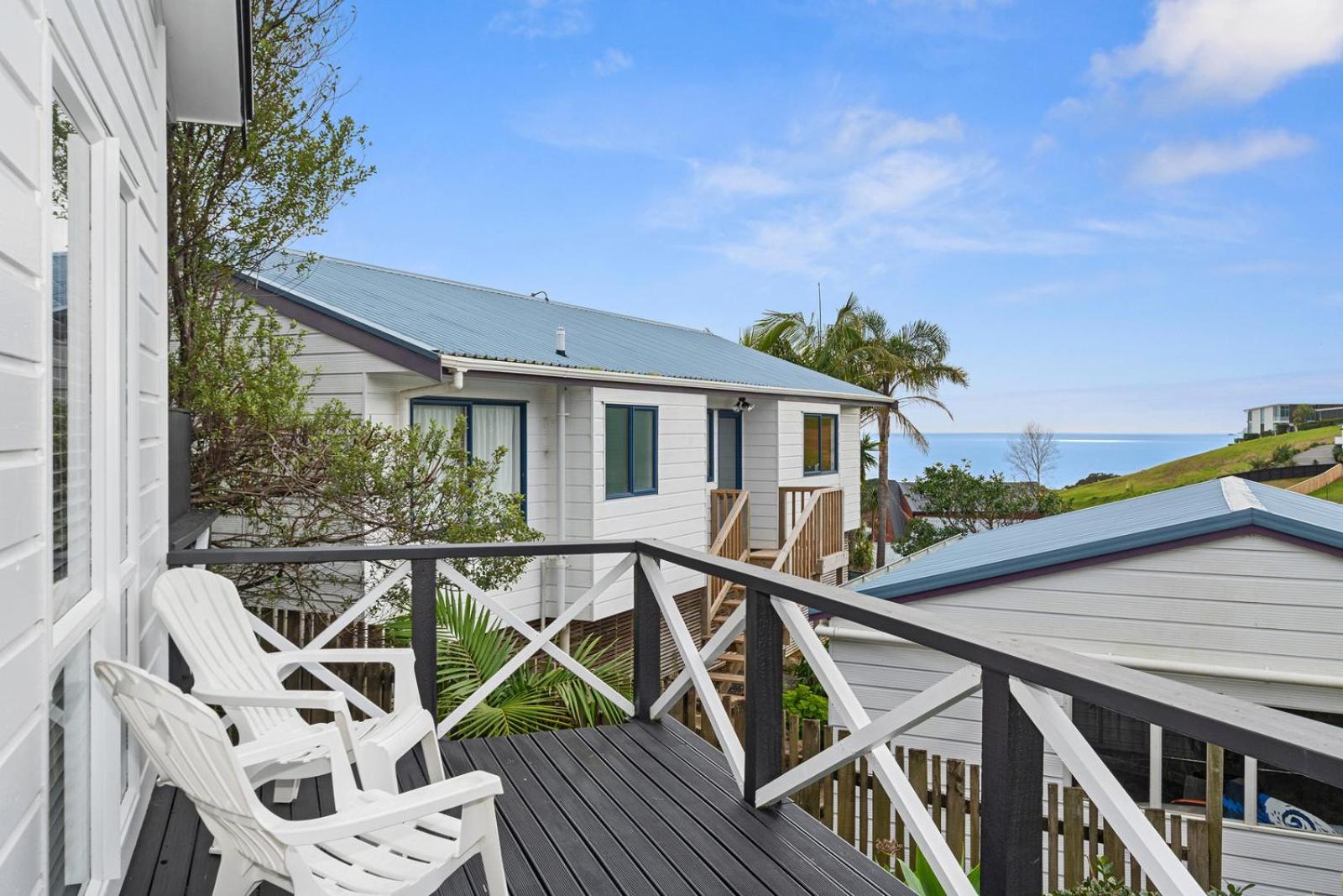 The Family Bach - Cable Bay Holiday Home