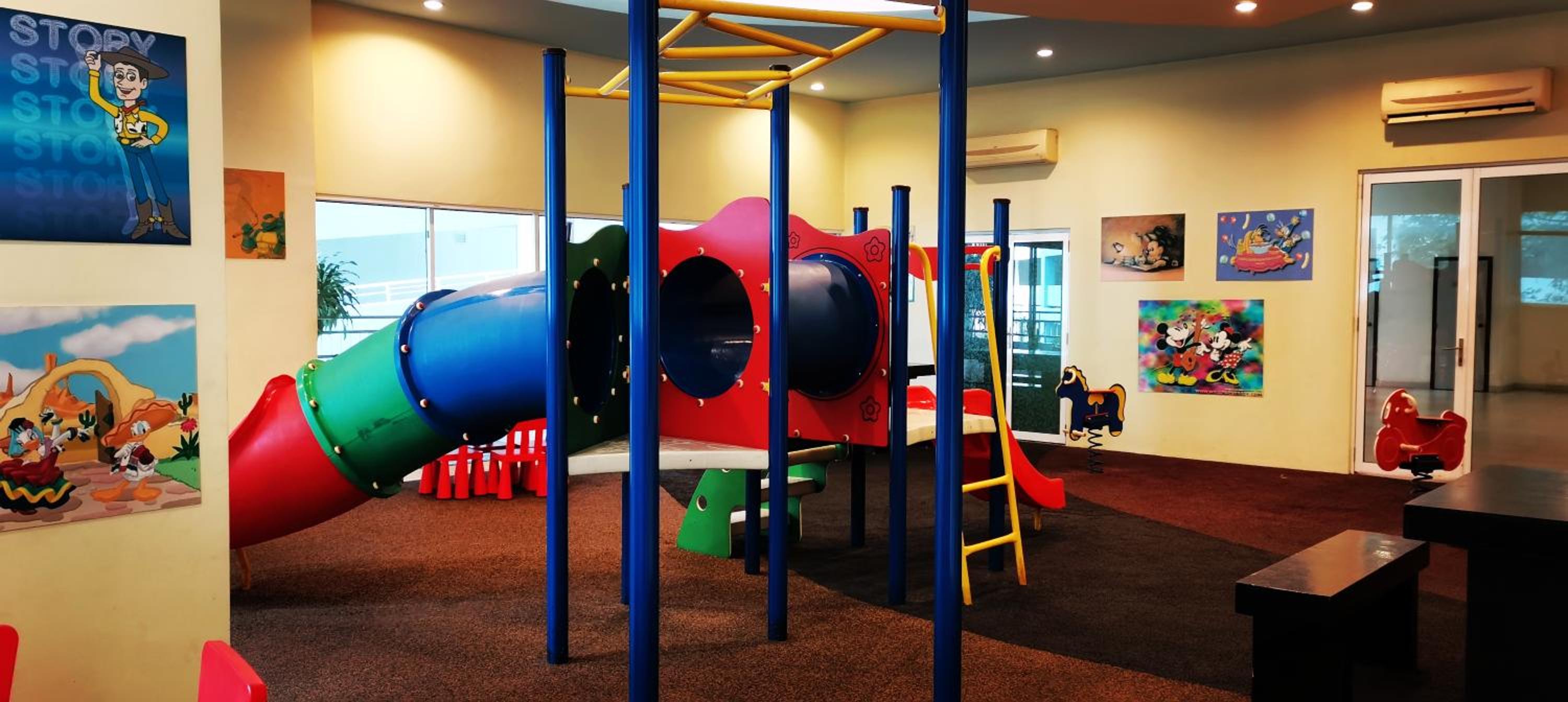 KLCC Amazing Robots Homestay 4Bedrooms (13pax)