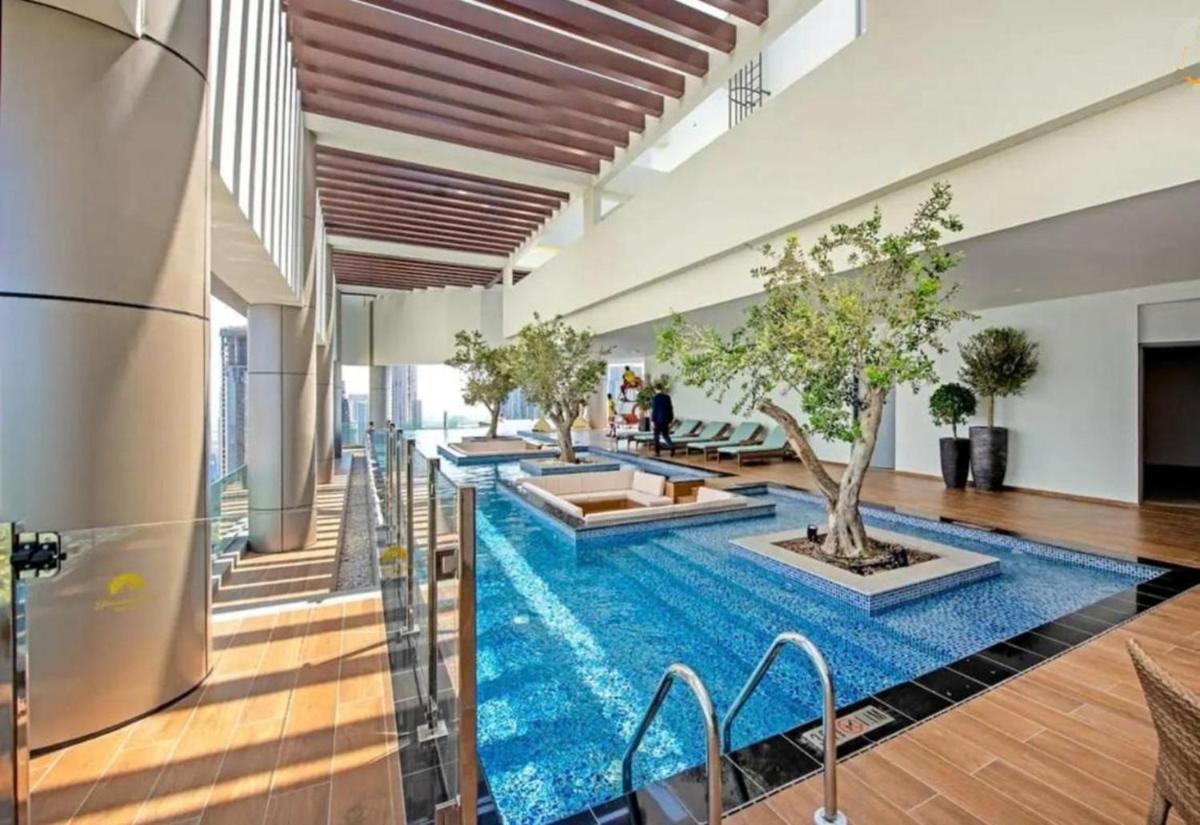 Vacay Lettings -Spotlight infinity pool at Paramount Tower