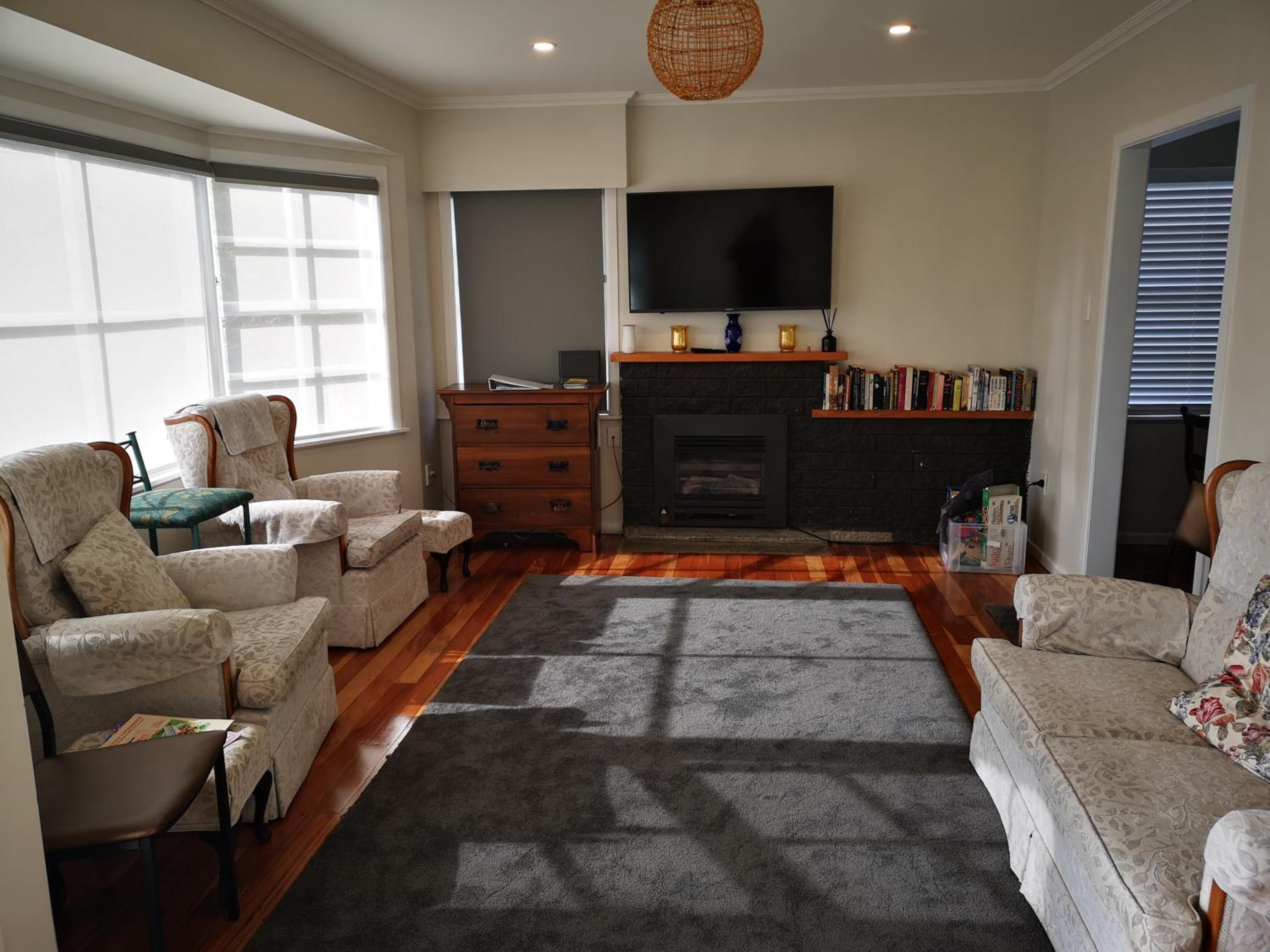 Cheerful 4 Bedroom Holiday Home (Sleeps 7) view 3